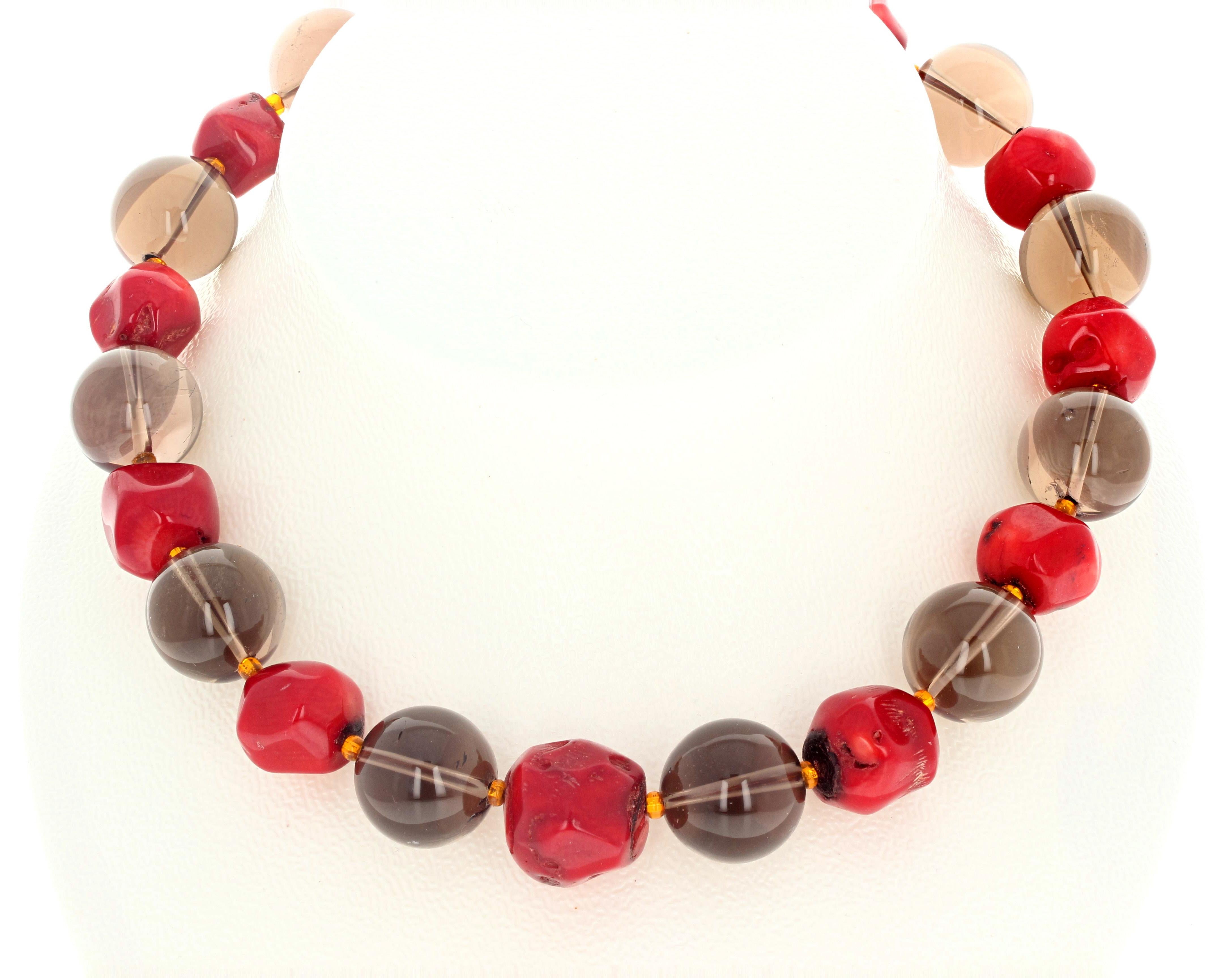 Taille ronde AJD, magnifique et élégant collier de 16 1/2 pouces en quartz fumé et corail rouge naturel véritable en vente