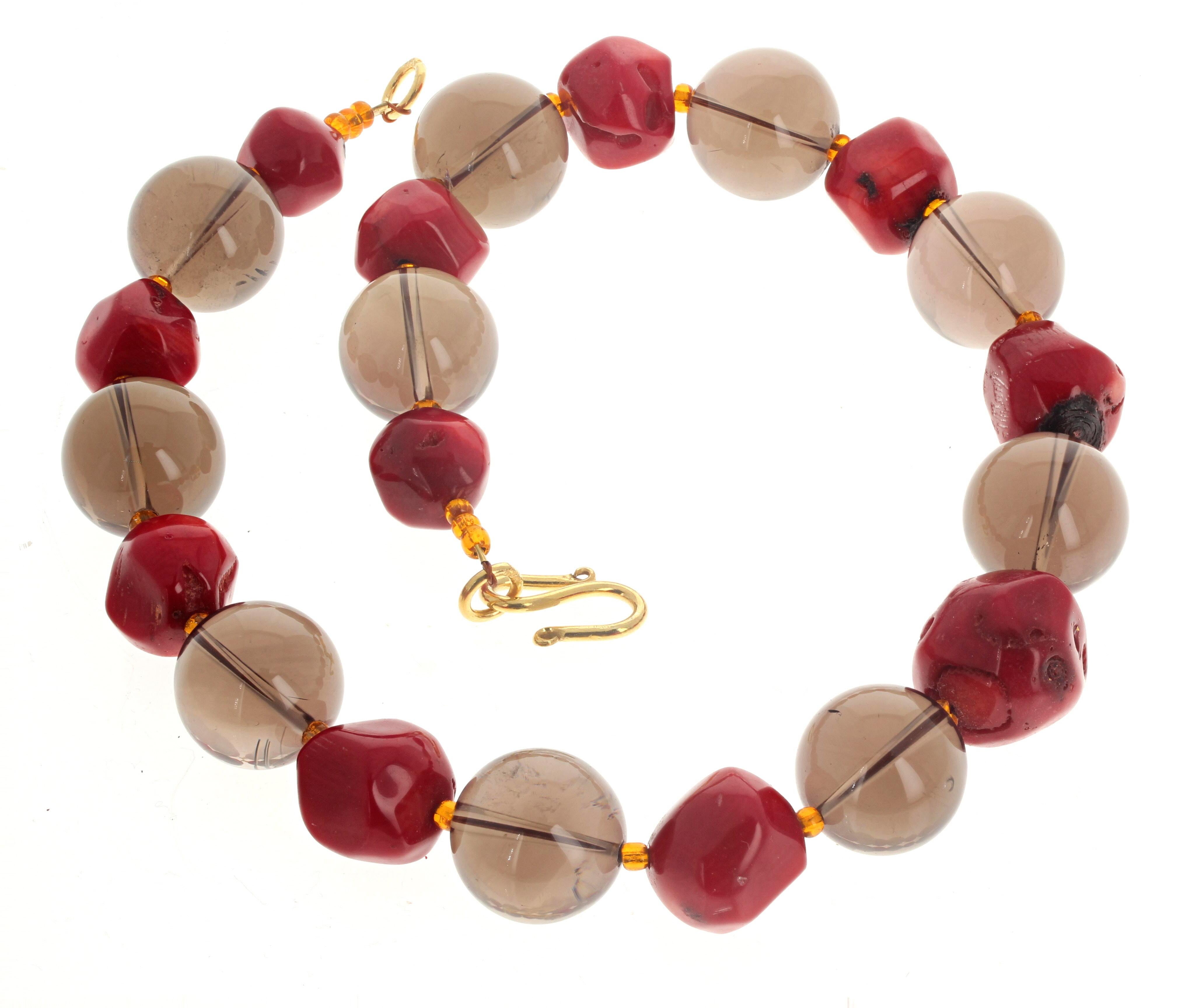 AJD, magnifique et élégant collier de 16 1/2 pouces en quartz fumé et corail rouge naturel véritable Unisexe en vente