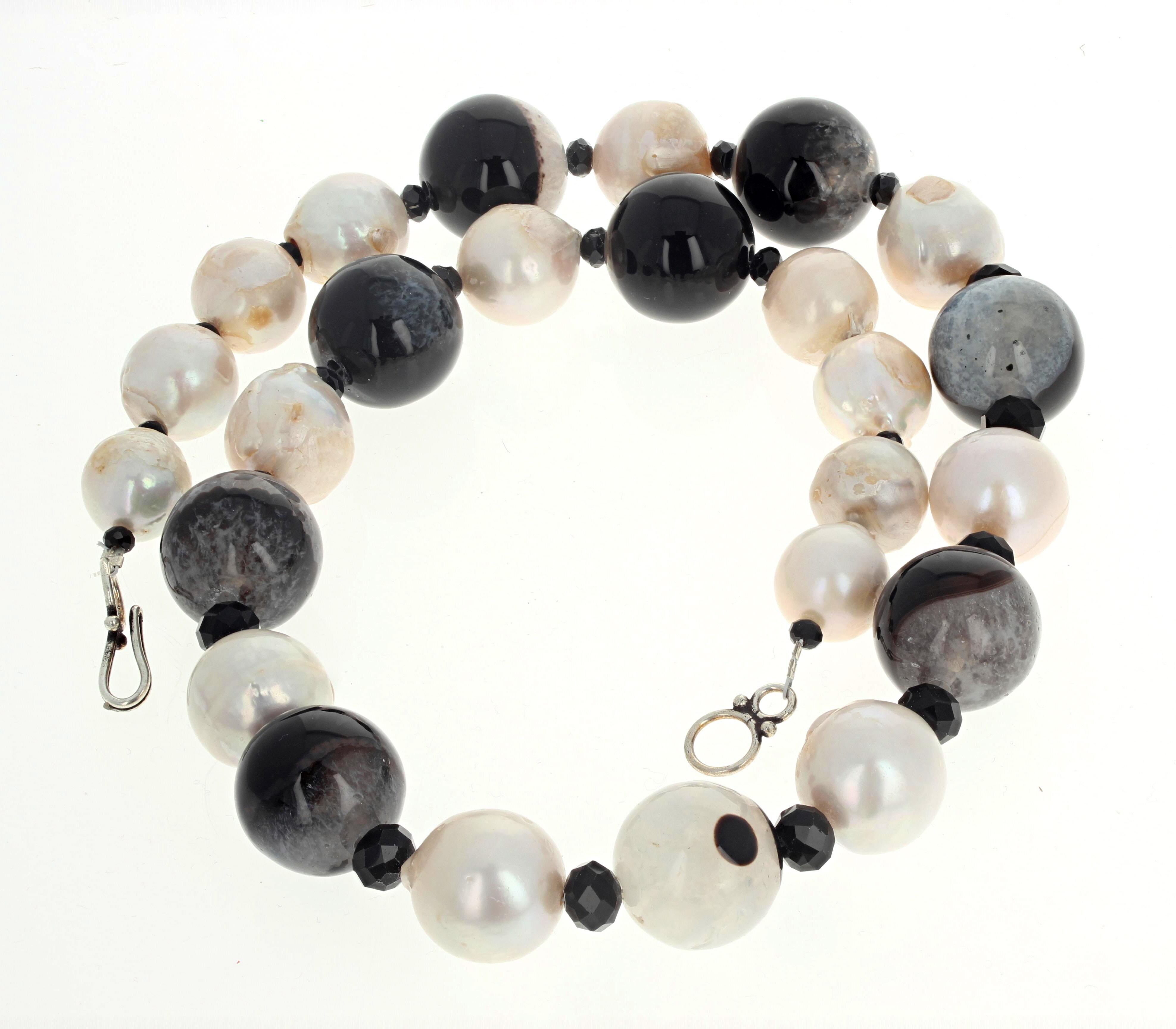 Ces Agates naturelles noir et blanc très polies (environ 20 mm) sont rehaussées par des Perles blanches d'eau douce et de l'Onyx noir naturel très poli, taillé comme une pierre précieuse.   Les plus grosses perles mesurent environ 18 mm.   Ce