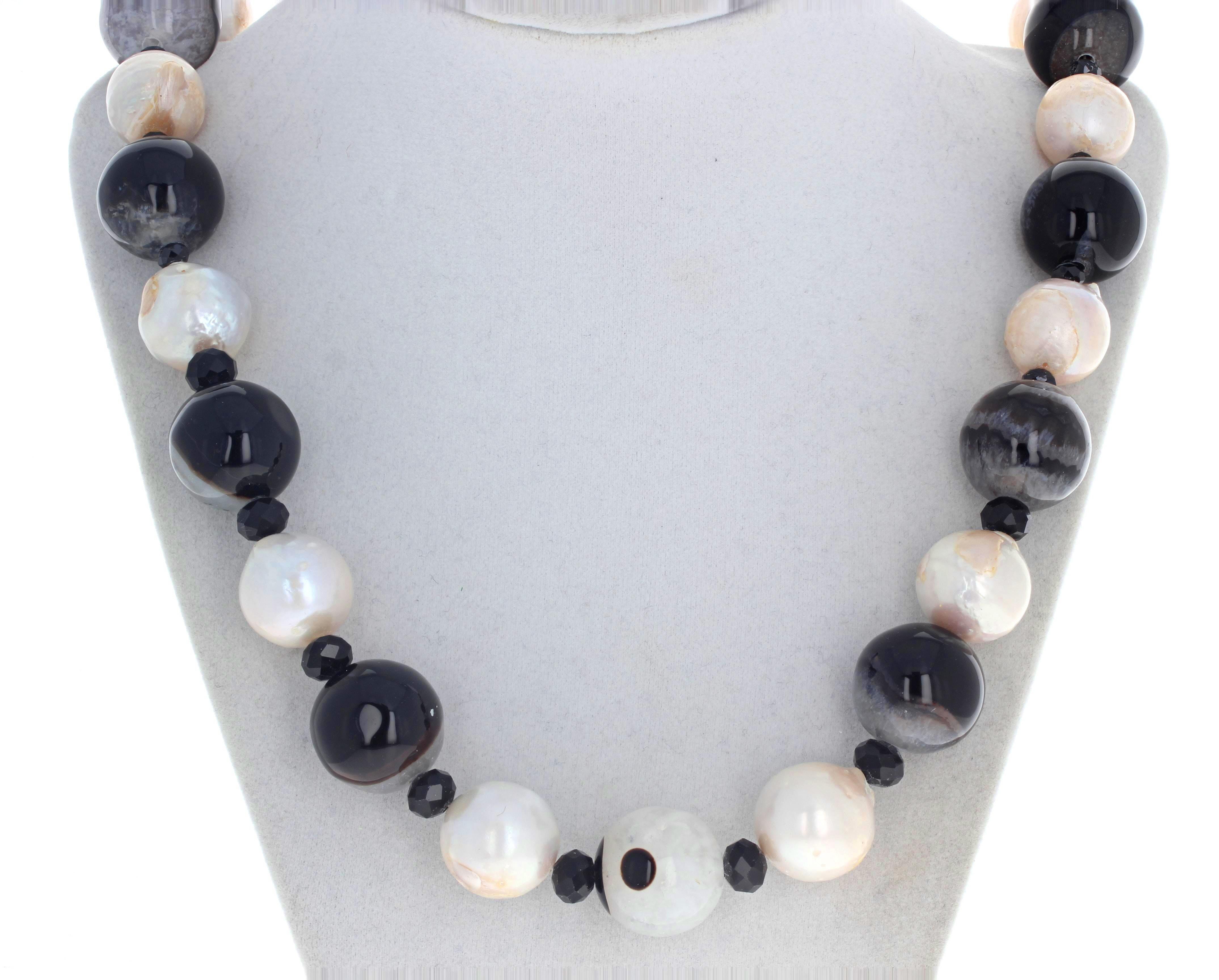 AJD Beautiful Natural Fresh Water White Pearls & Natural Agate Necklace In New Condition For Sale In Raleigh, NC