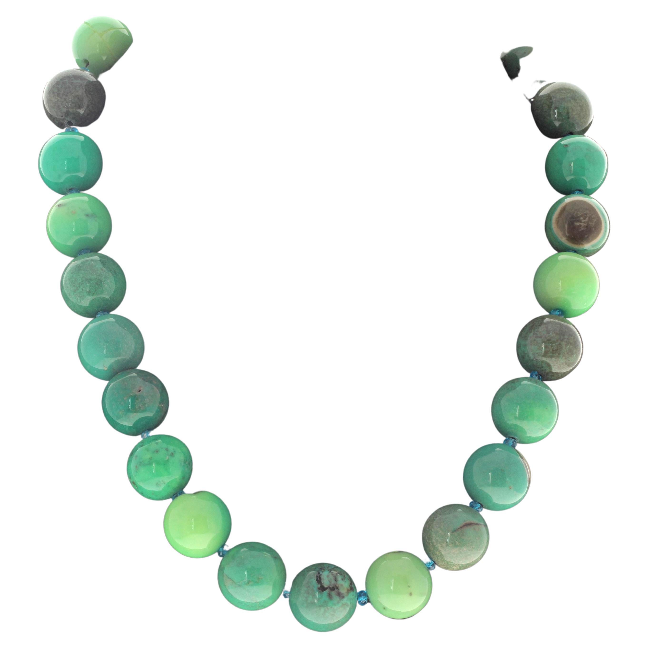 Diese natürlichen, schönen, hochglanzpolierten Chrysocollas sind etwa 16 mm groß.  Sie werden durch winzige, blau funkelnde Kristallrondelle ergänzt.  Dieser ist 23 Zoll lang.  Der Verschluss ist ein einfach zu bedienender vergoldeter