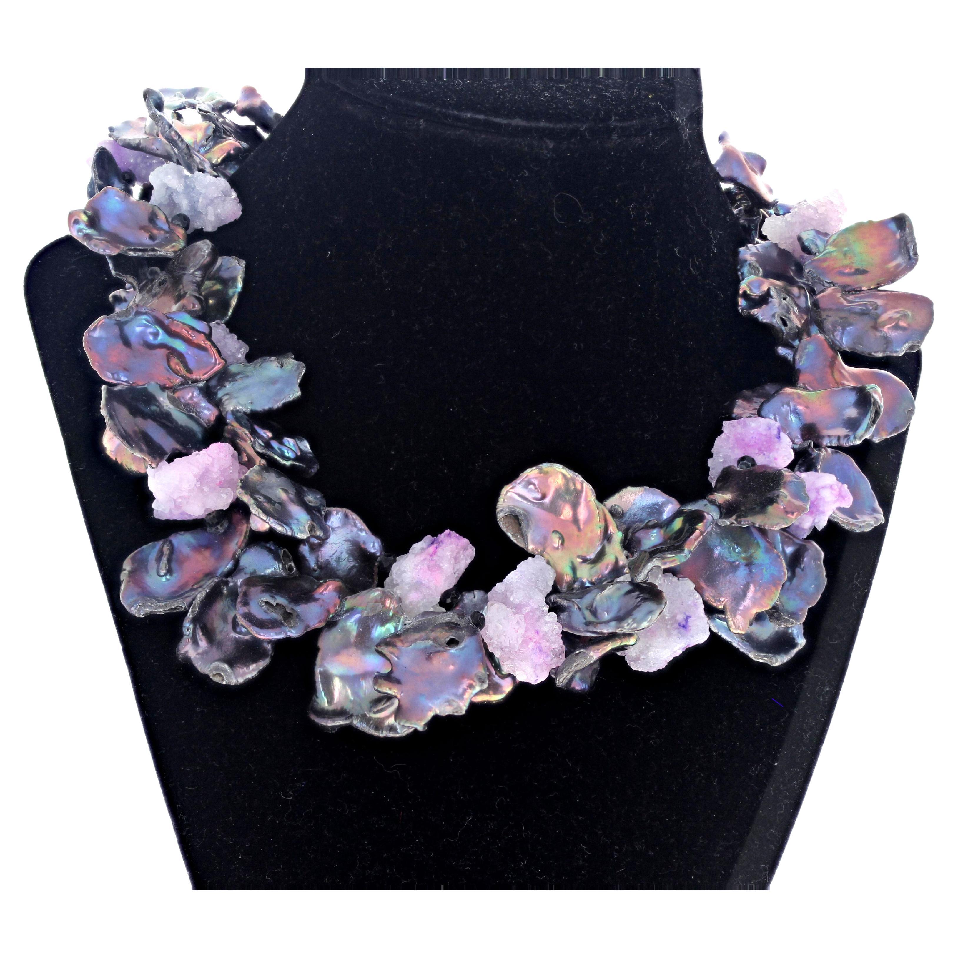 Dieser wunderschöne Doppelstrang aus natürlichen, wunderschönen Keshi-Perlen ist mit kleinen Brocken aus natürlichem, echtem rosa Druzy-Quarz verziert.  Die Perlen glitzern alle wunderschön in verschiedenen Farben von grün und rosa und lila etc.....