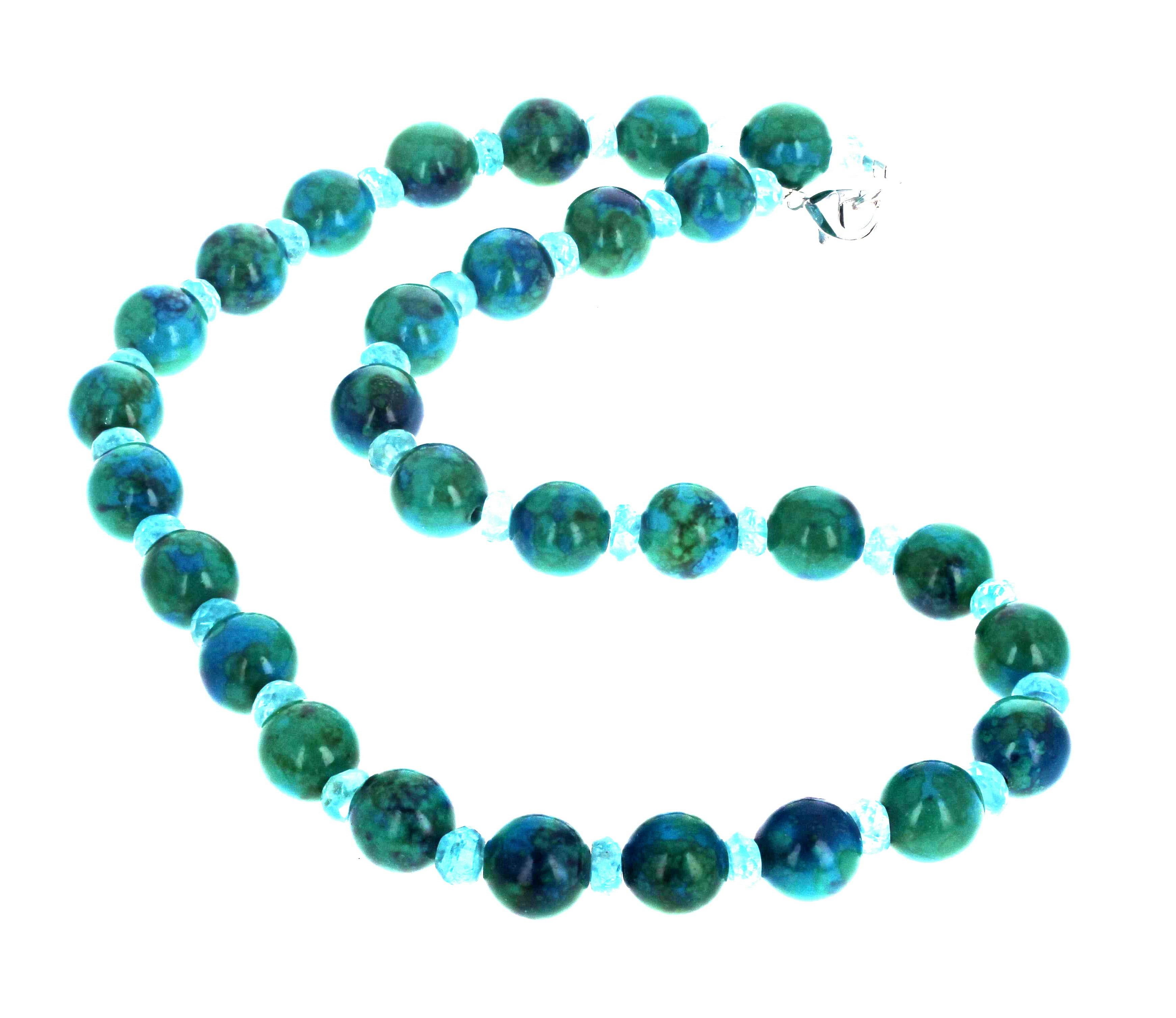 Diese schönen hochglanzpolierten runden blauen, blau/grünen, grünen Azurite sind alle ca. 12mm rund. Die blauen Apatite sind etwa 7 mm groß.  Der Verschluss ist ein einfach zu bedienender silberner Karabinerverschluss.  Diese Halskette ist 19 Zoll