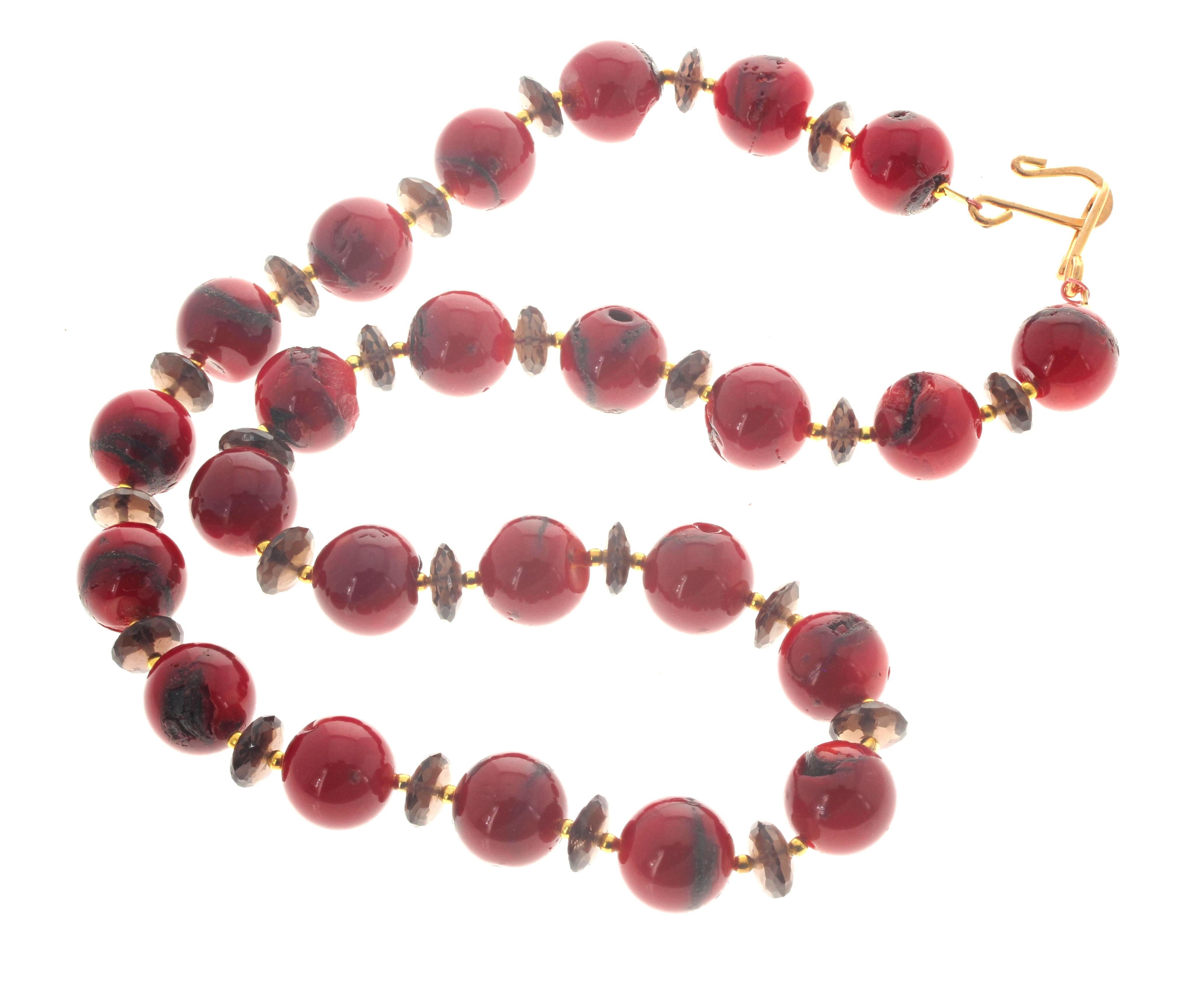Schöne natürliche sehr elegante rote Koralle & Rauchquarz Halskette von AJD für Damen oder Herren im Angebot