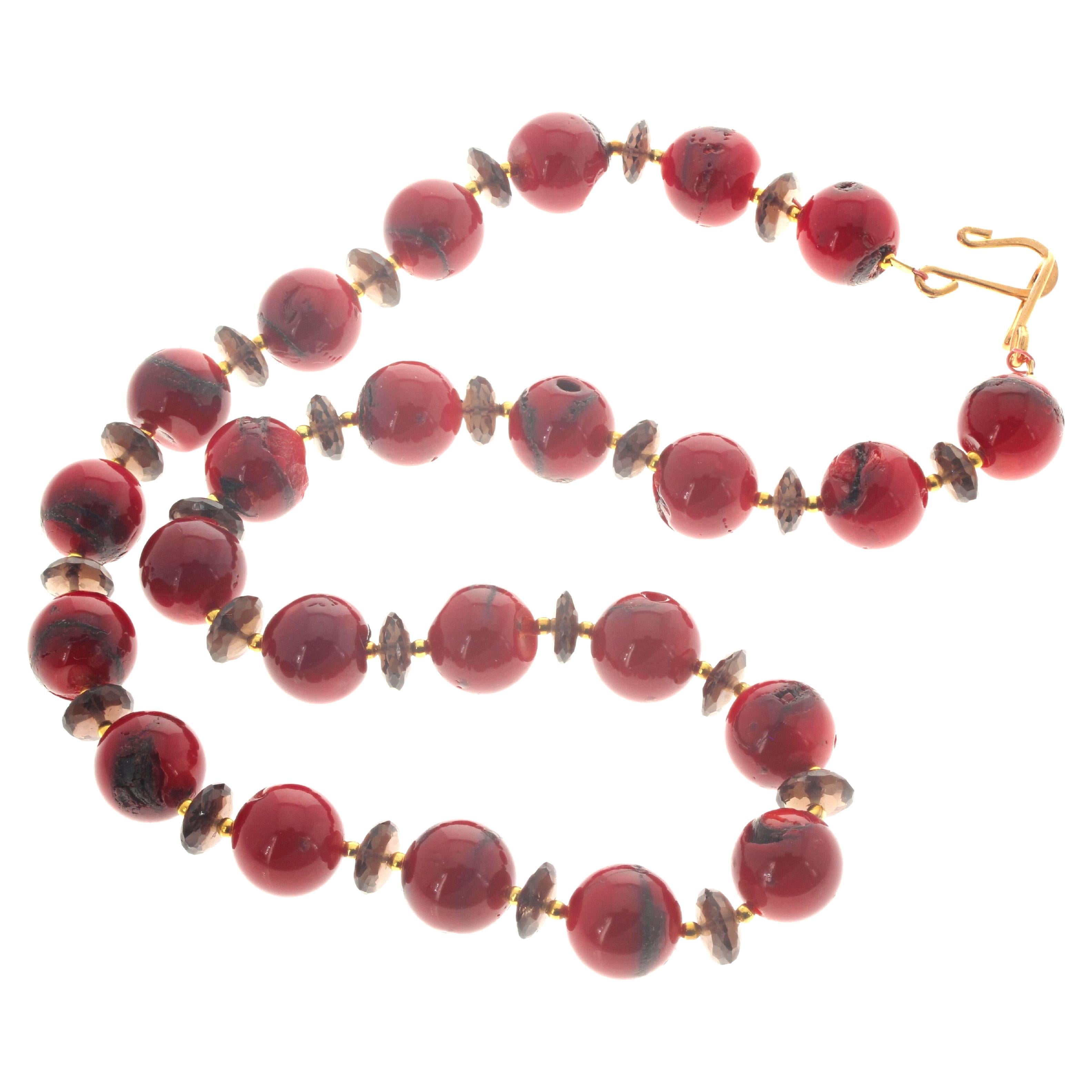 Schöne natürliche sehr elegante rote Koralle & Rauchquarz Halskette von AJD im Angebot