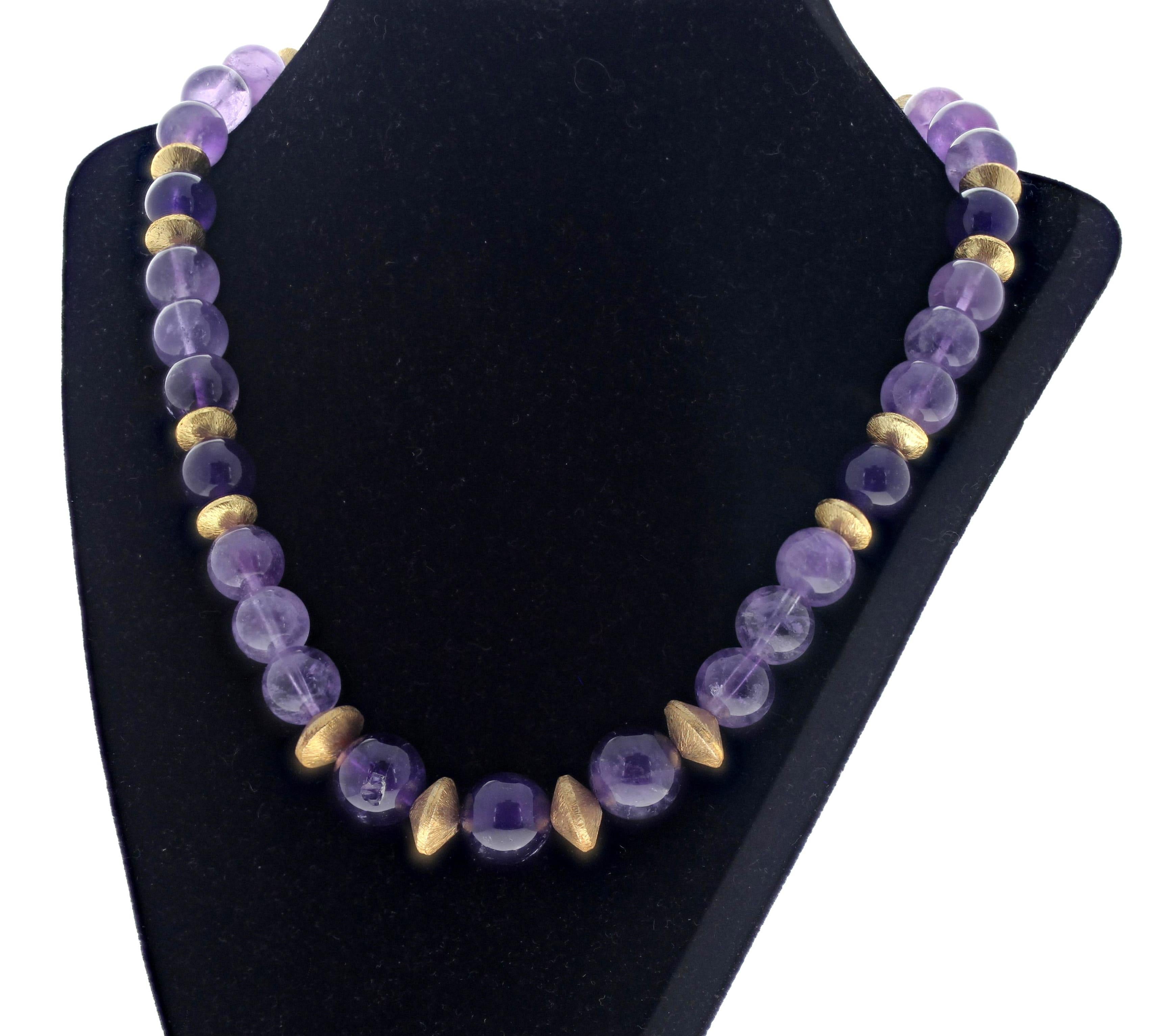 Die Amethyste sind alle echte Edelsteine und absolut schön. Sie sind alle in verschiedenen Farben von echten, natürlichen Amethysten. Die drei großen Exemplare in der Mitte sind 14 mm groß.  Die kleinen, helleren sind etwa 12 mm groß. Die