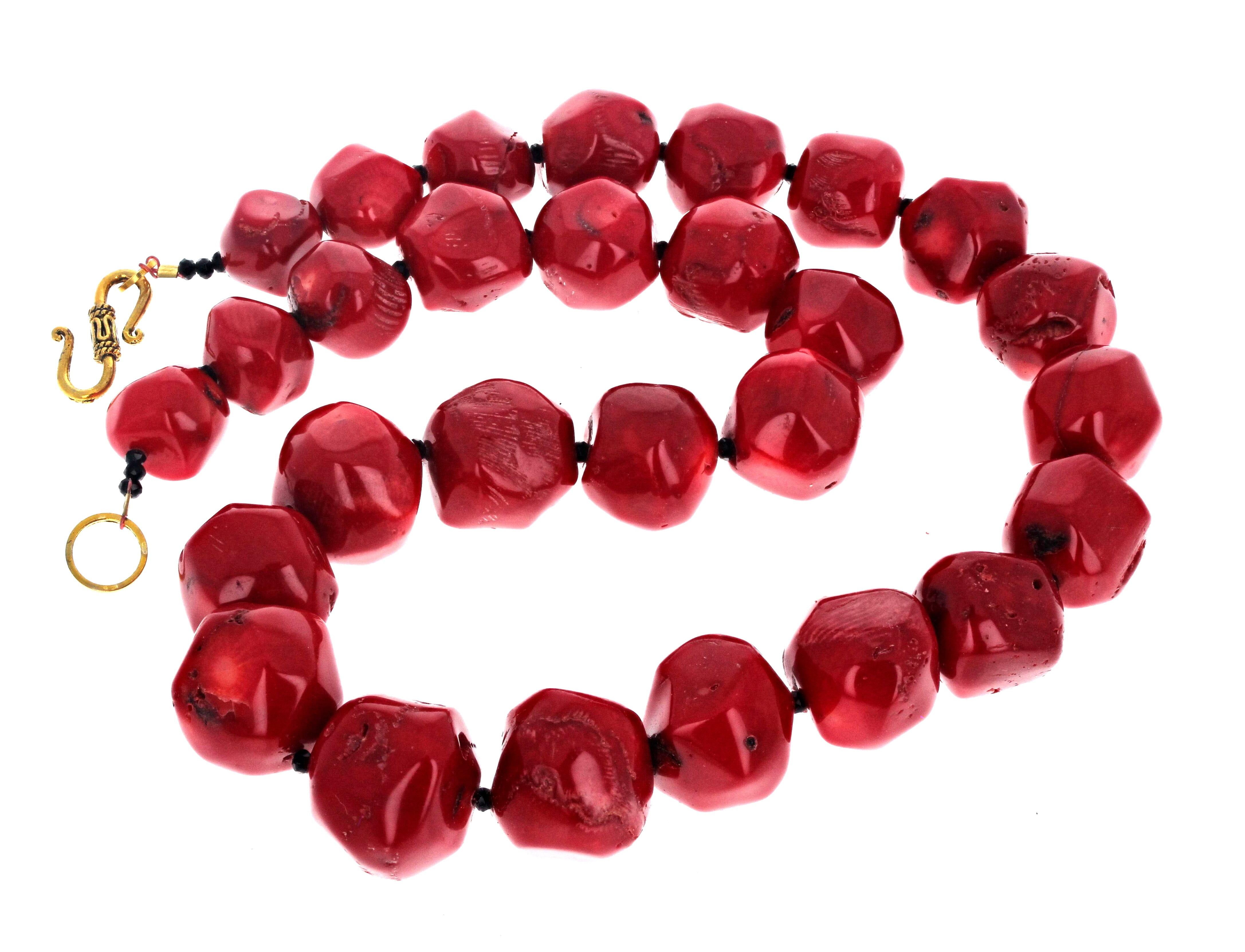 Questa eccezionale ed elegante collana di corallo rosso intenso è lunga 21 pollici.  È impreziosito da minuscoli rondelle di Onice reale nero.  La chiusura è un gancio placcato oro facile da usare.  