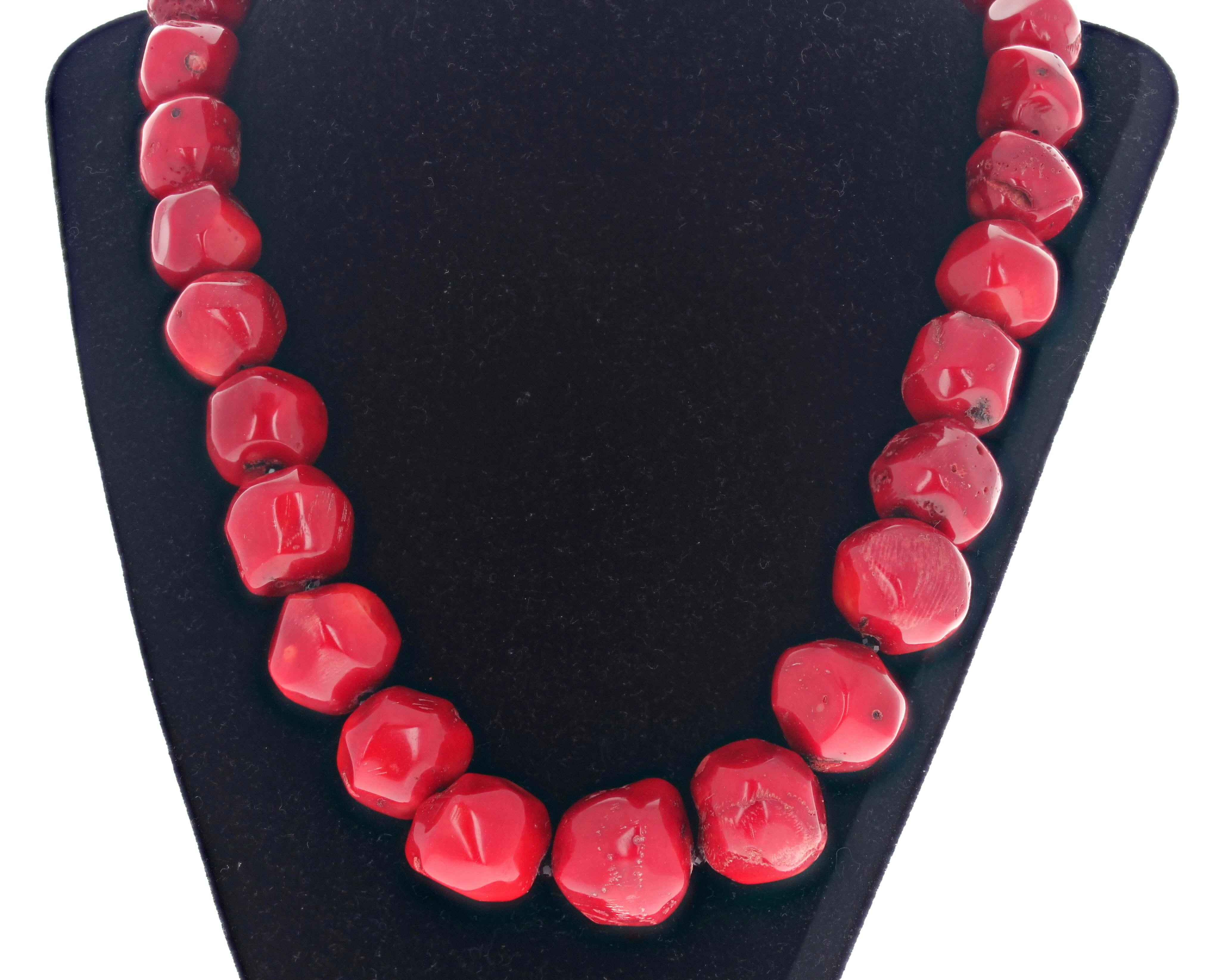 Taglio misto AJD Bellissima collana di corallo rosso e onice nero da 21 pollici in vendita