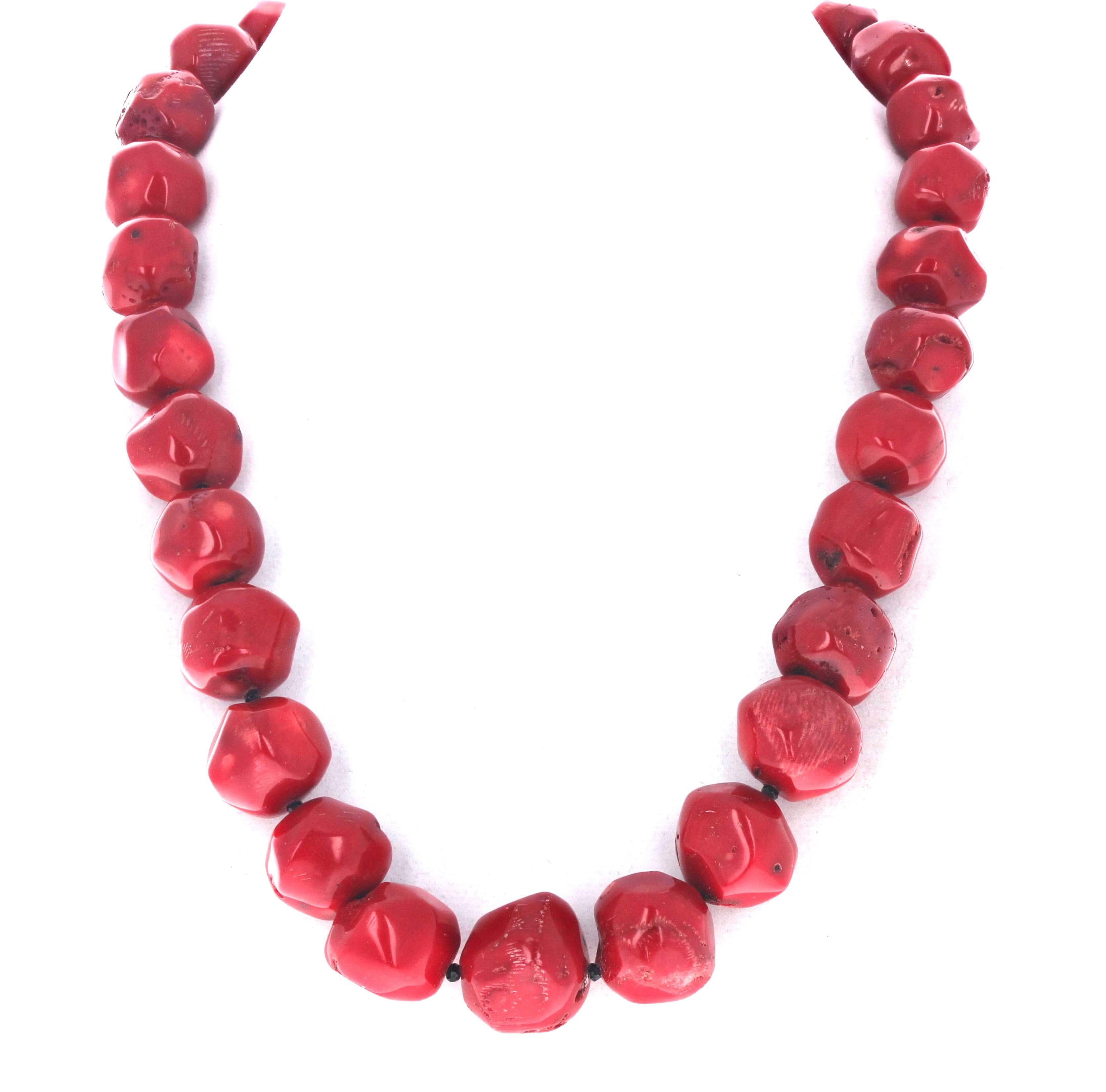 AJD Bellissima collana di corallo rosso e onice nero da 21 pollici In condizioni Nuovo in vendita a Raleigh, NC