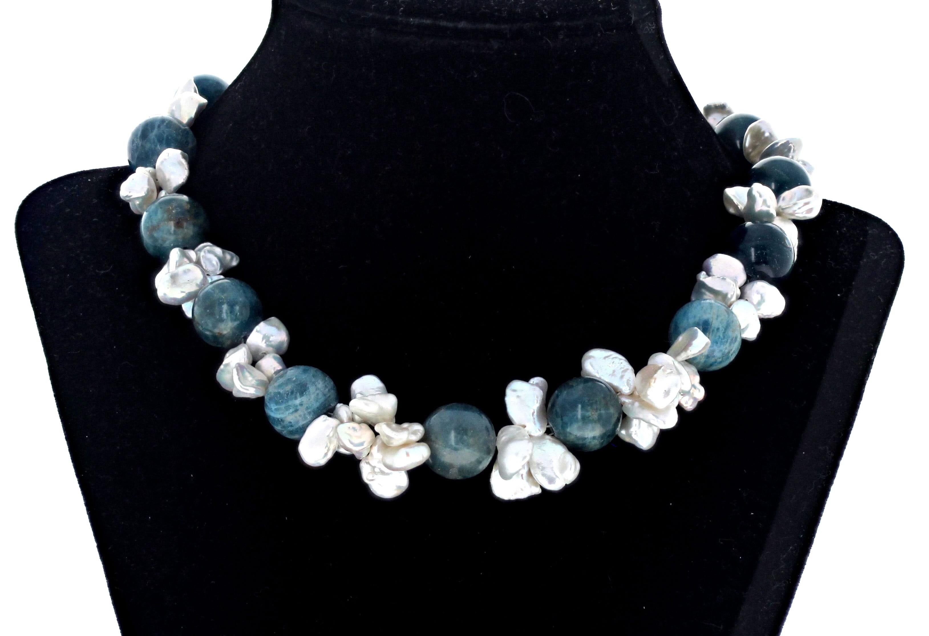 Le conchiglie di perle naturali bianche e bianche impreziosiscono queste bellissime Apatiti rotonde naturali e multicolori. Le Apatiti grandi e rotonde misurano circa 14 mm. Ciascuna delle conchiglie di perle bianche più grandi, in un gruppo di 4,