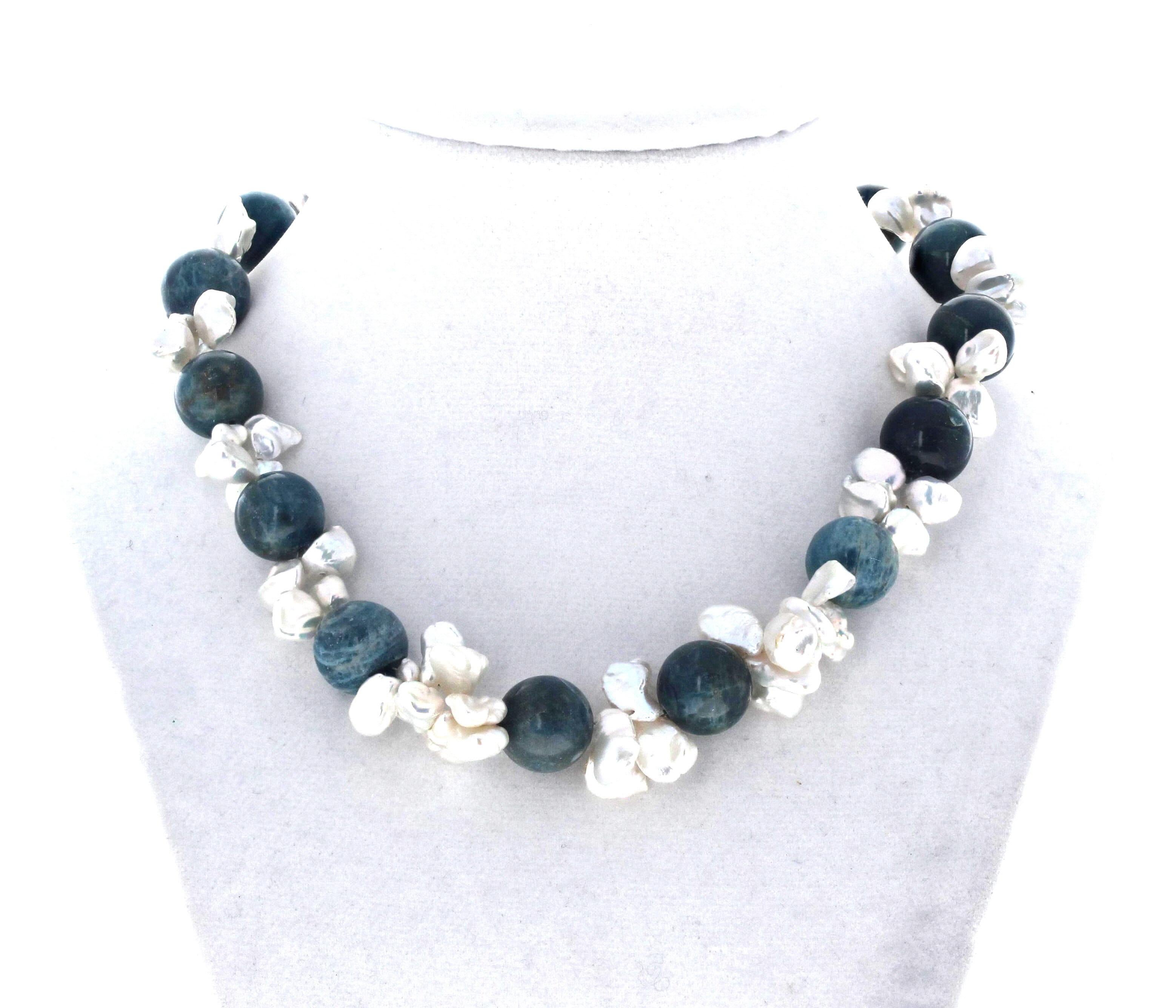 Taglio rotondo Collana AJD Blu e Verde e Bluegreen di Apatite Reale e Conchiglie di Perle Bianche da 16 pollici in vendita