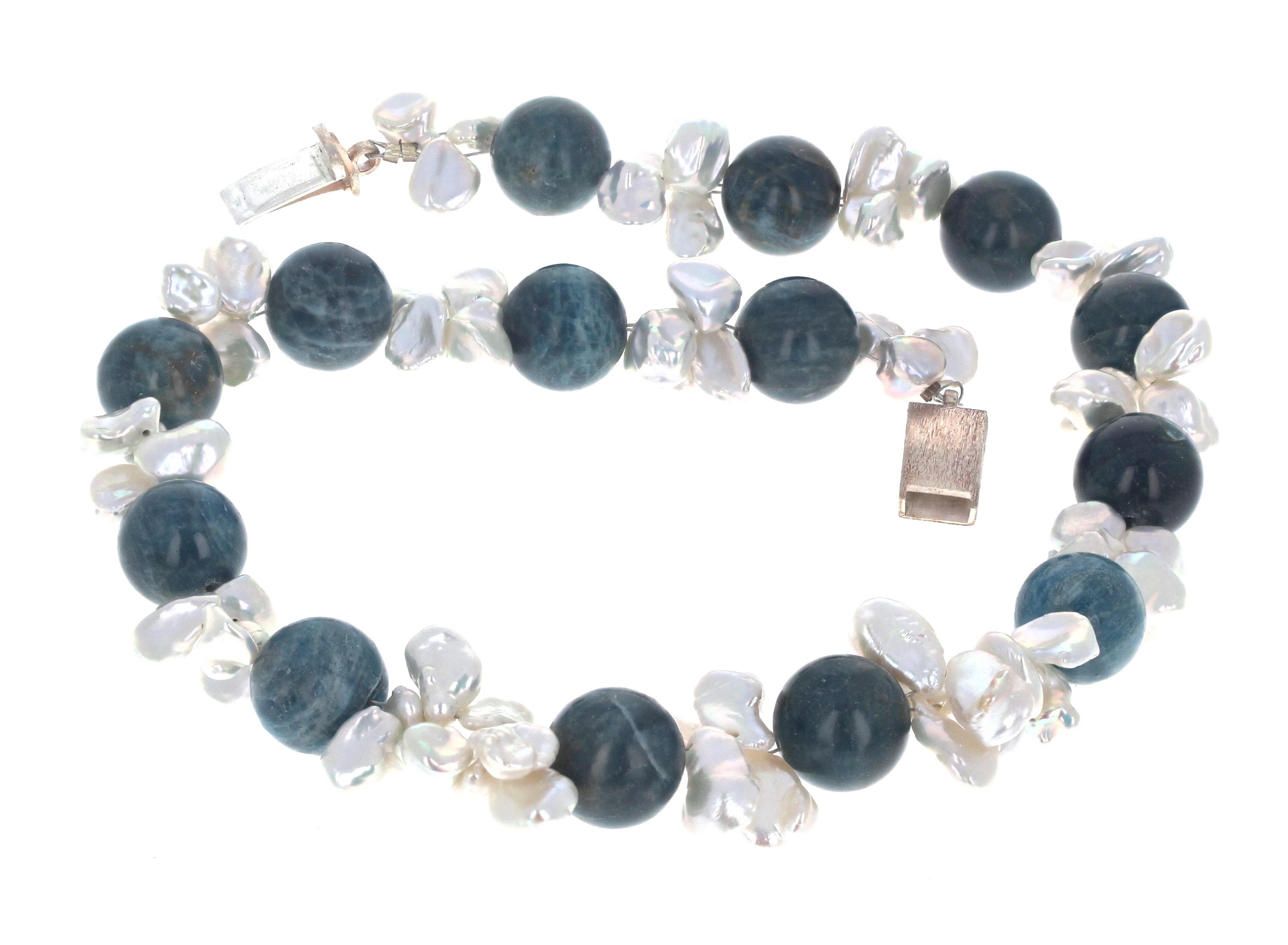 Collana AJD Blu e Verde e Bluegreen di Apatite Reale e Conchiglie di Perle Bianche da 16 pollici In condizioni Nuovo in vendita a Raleigh, NC