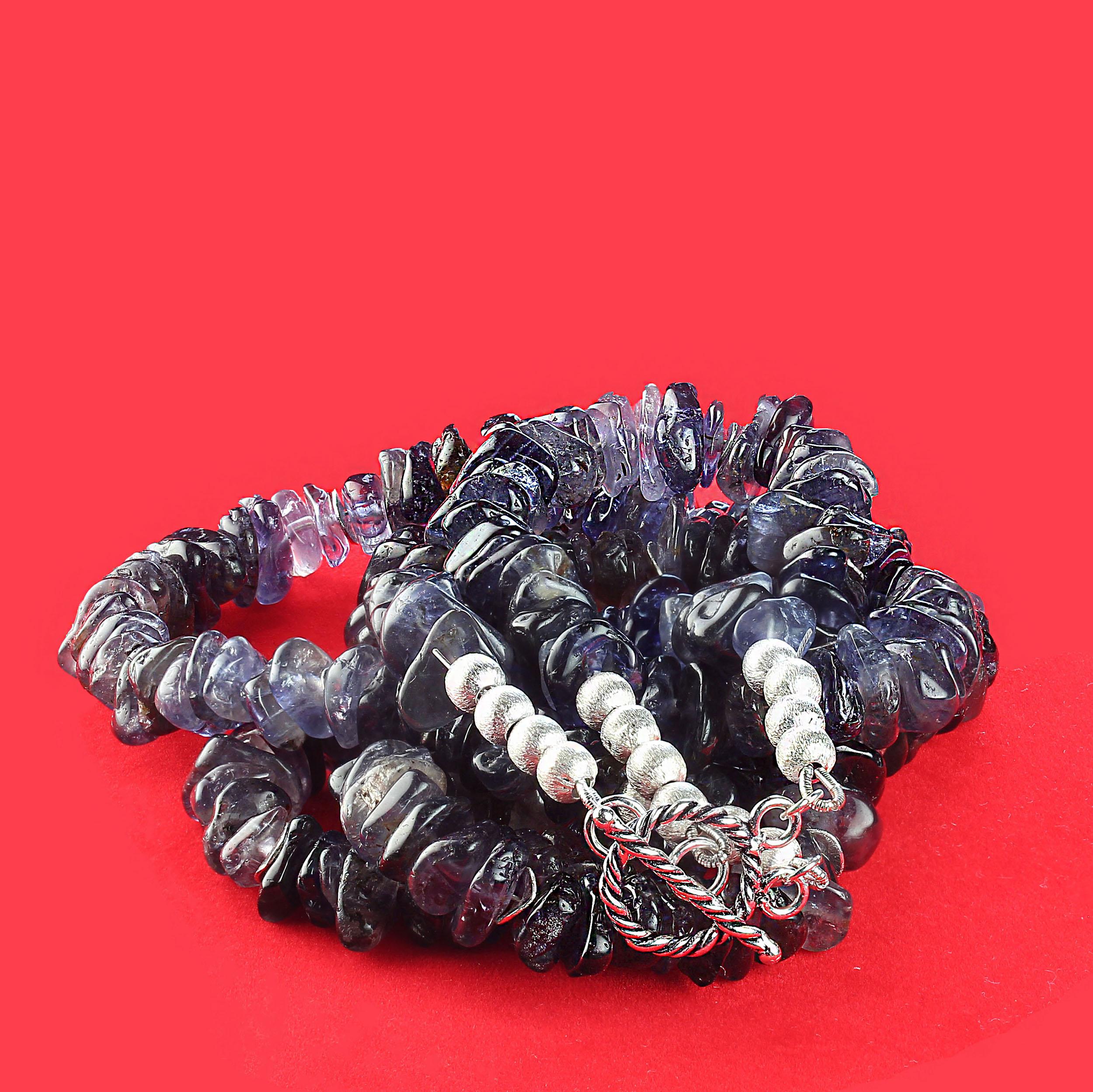 Perlina AJD Collana di perline con schegge libere di iolite blu a due fili in vendita