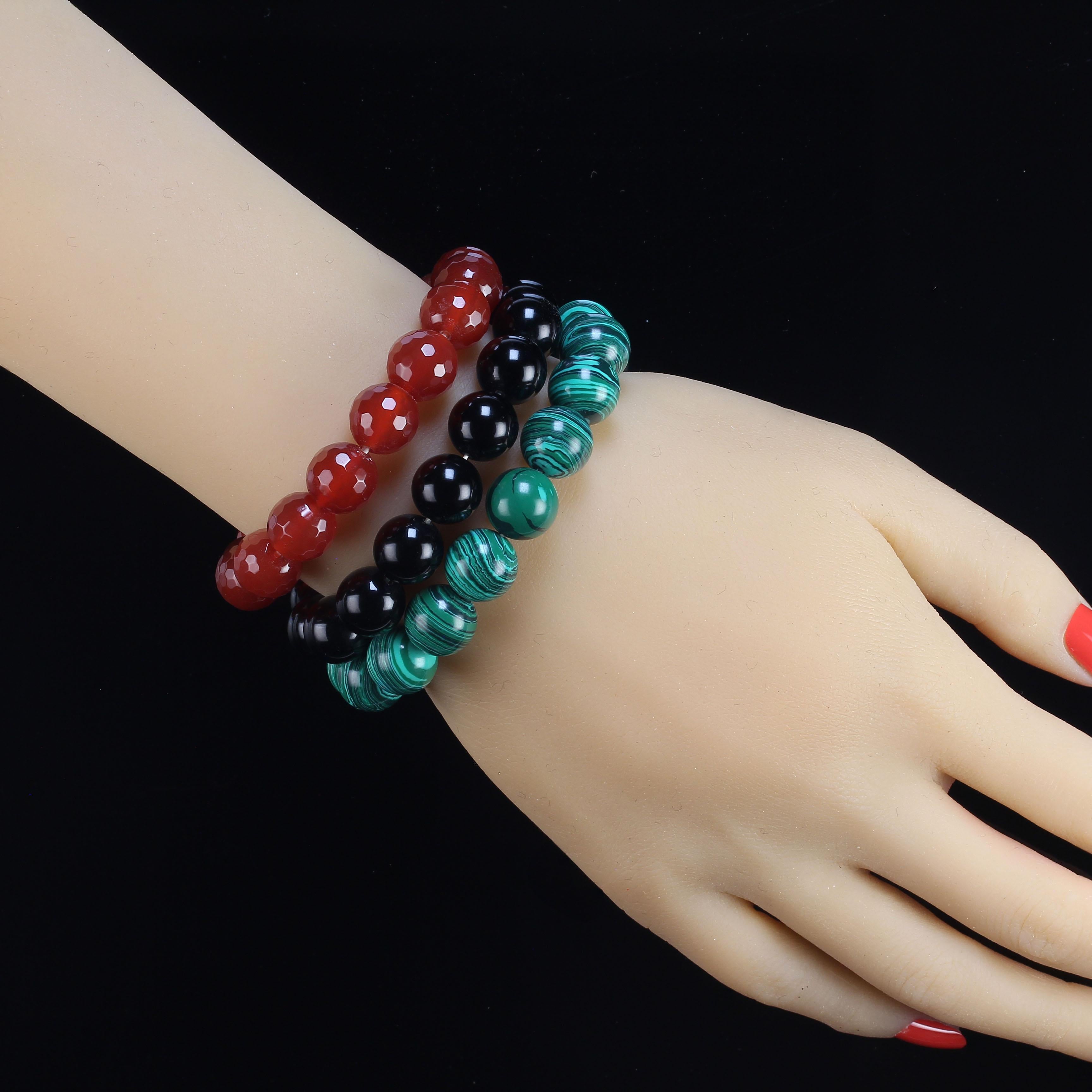 Le trio parfait de bracelets en pierres précieuses à porter ensemble ou séparément. Ces bracelets de 12 MM sont parfaits pour l'automne :  Onyx noir, malachite verte et agate rouille.  Il s'agit d'un élastique extensible.  MB2307