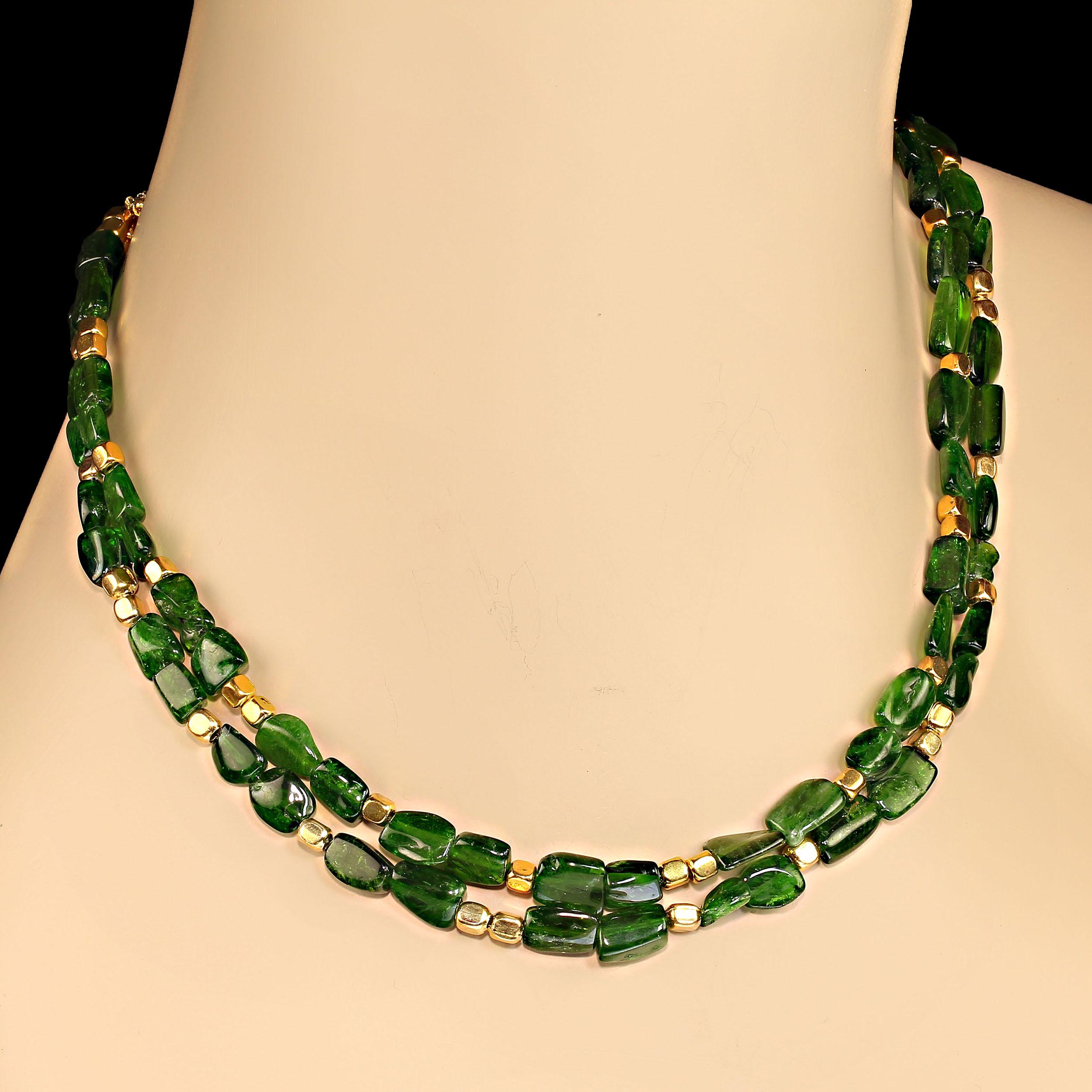 Collier spectaculaire de 17-18 pouces en diopside chromé avec des accents dorés.  Ce brillant collier à double brin présente des pépites de diopside chromé hautement poli de forme irrégulière d'environ 6 à 8 mm en forme de cube.  La forme cubique