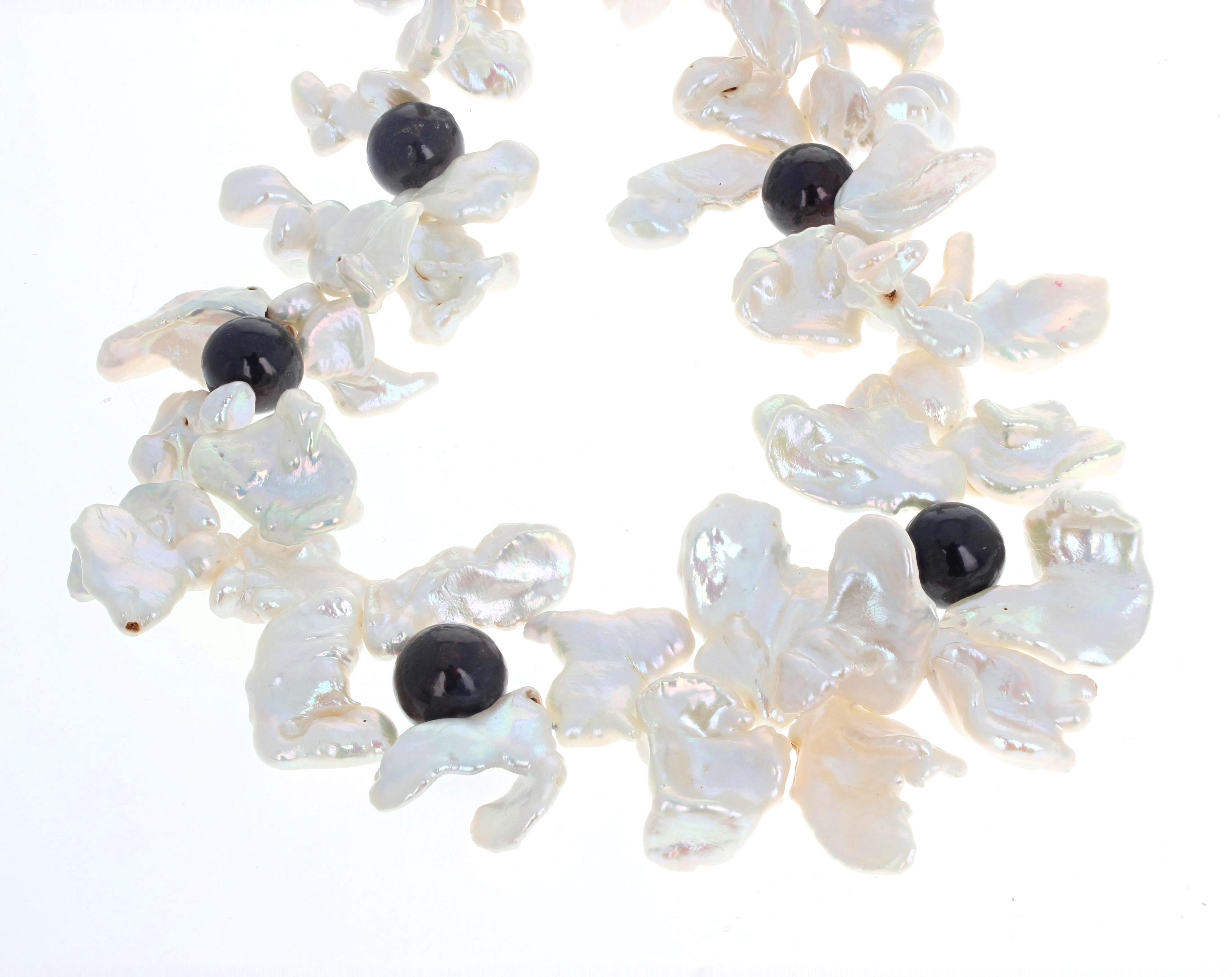 Non taillé AJD Collier de 22 pouces en perles blanches et perles blanches véritables « Keshi » brillantes et noires en vente