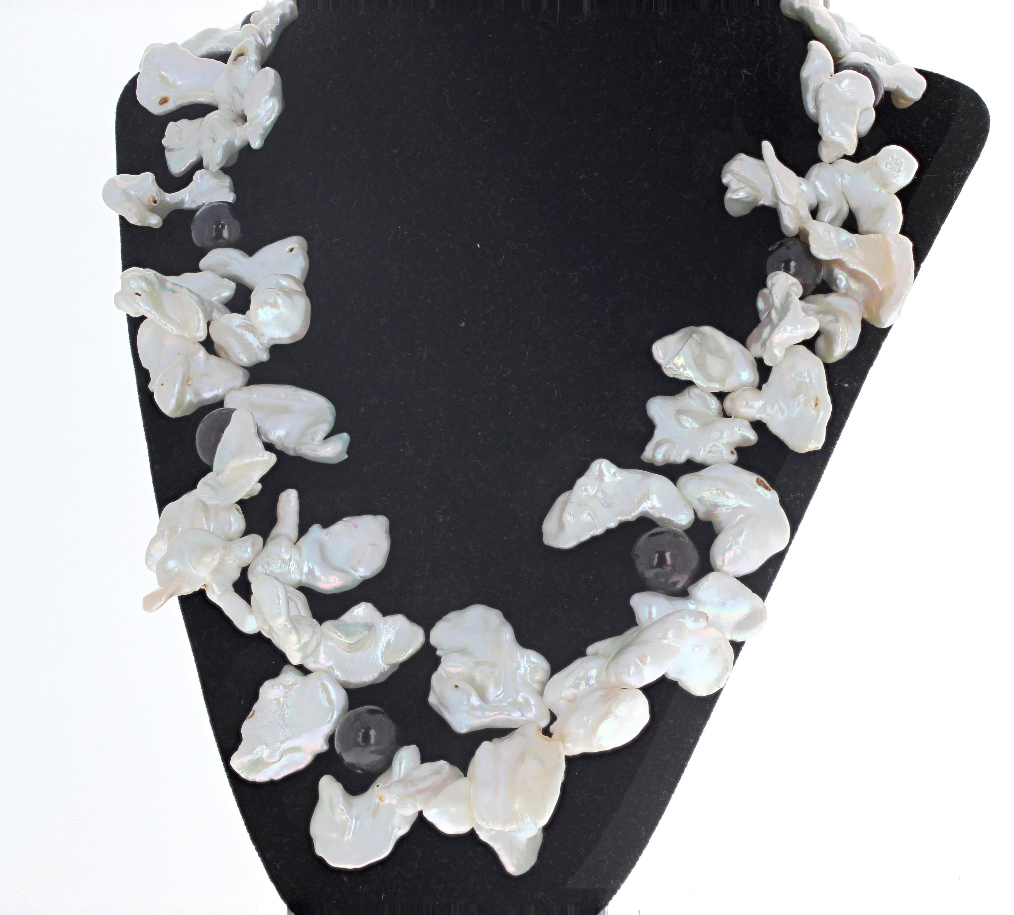 AJD Collier de 22 pouces en perles blanches et perles blanches véritables « Keshi » brillantes et noires Neuf - En vente à Raleigh, NC