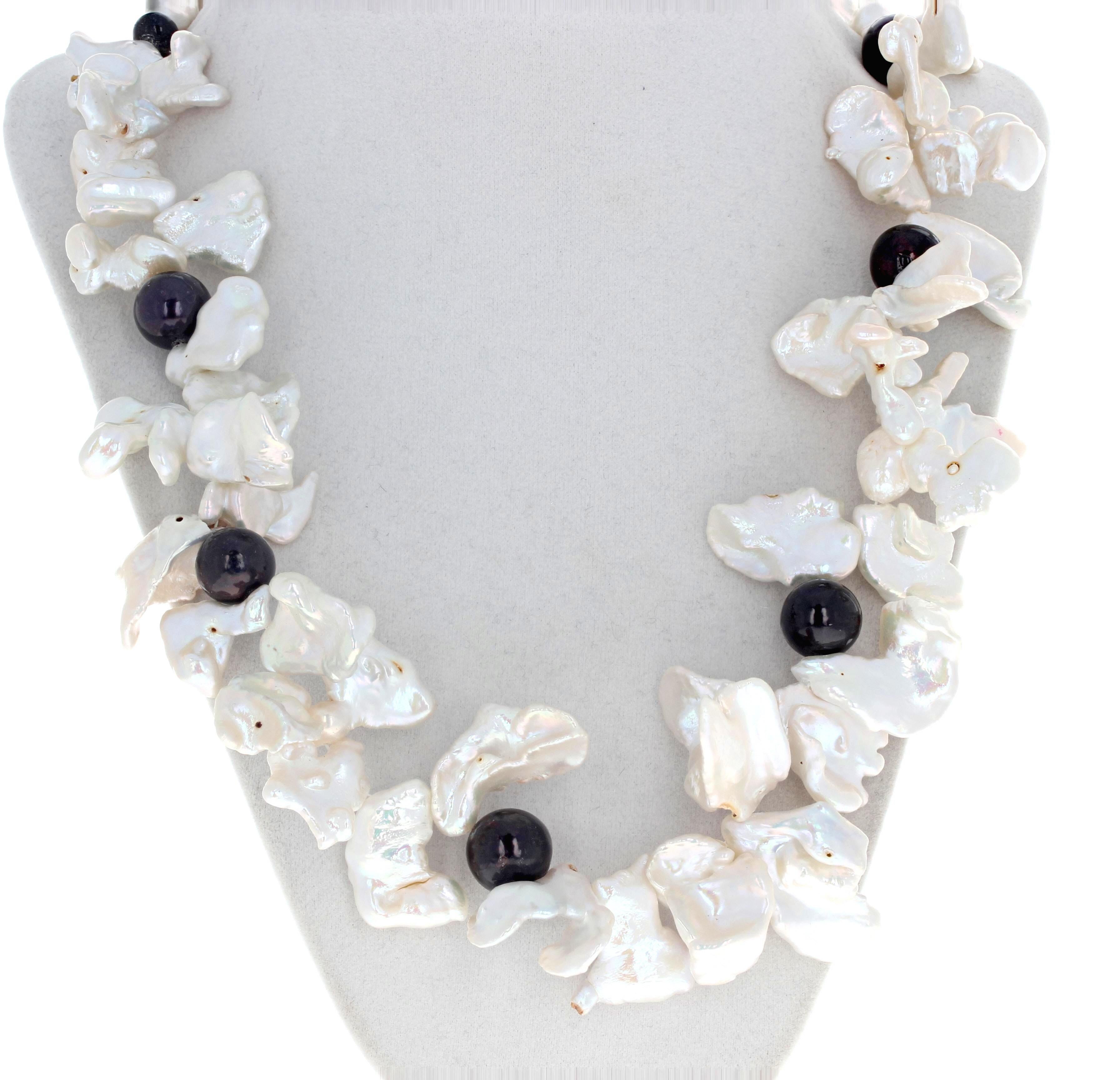 AJD Collier de 22 pouces en perles blanches et perles blanches véritables « Keshi » brillantes et noires Unisexe en vente
