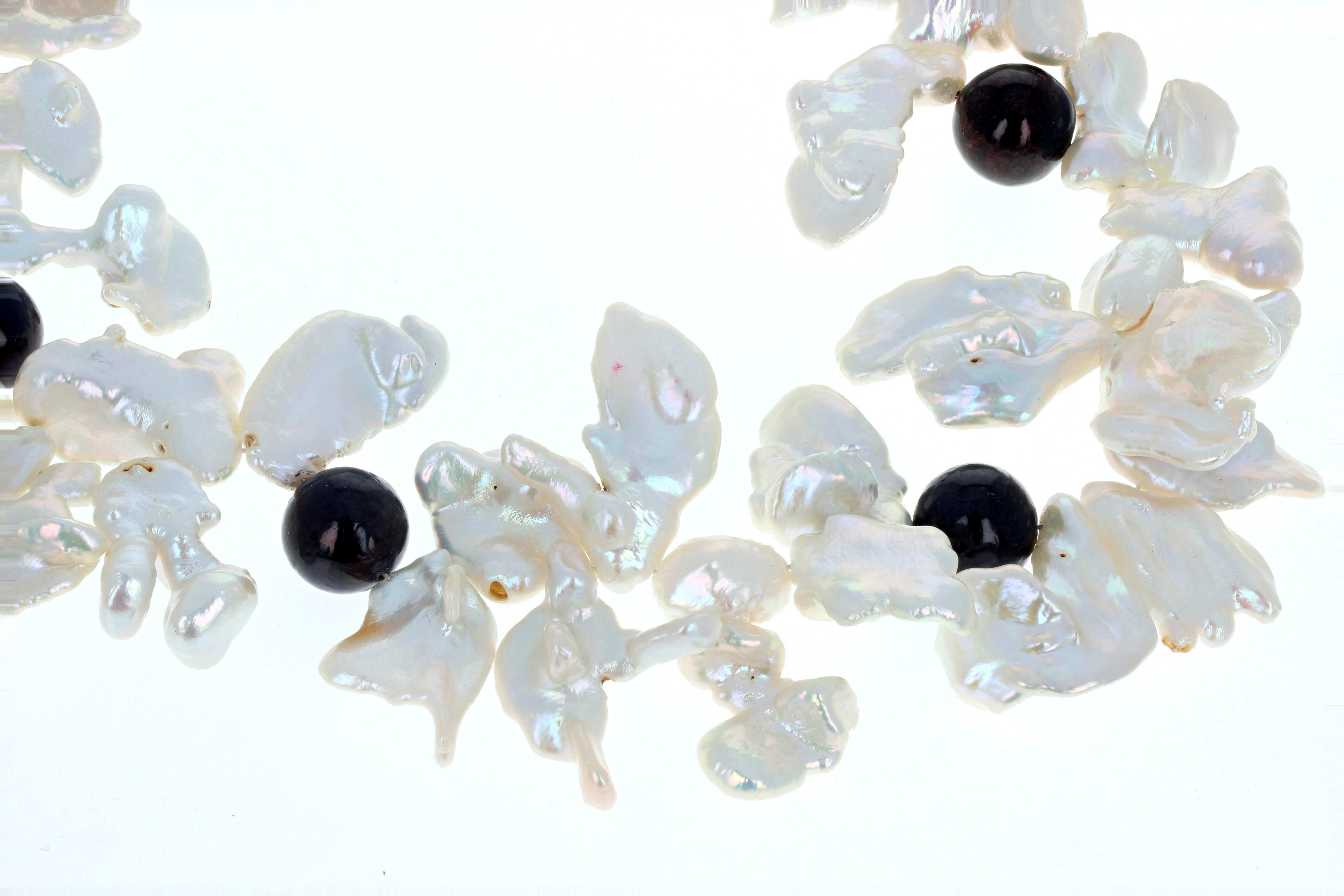 AJD Collier de 22 pouces en perles blanches et perles blanches véritables « Keshi » brillantes et noires en vente 1