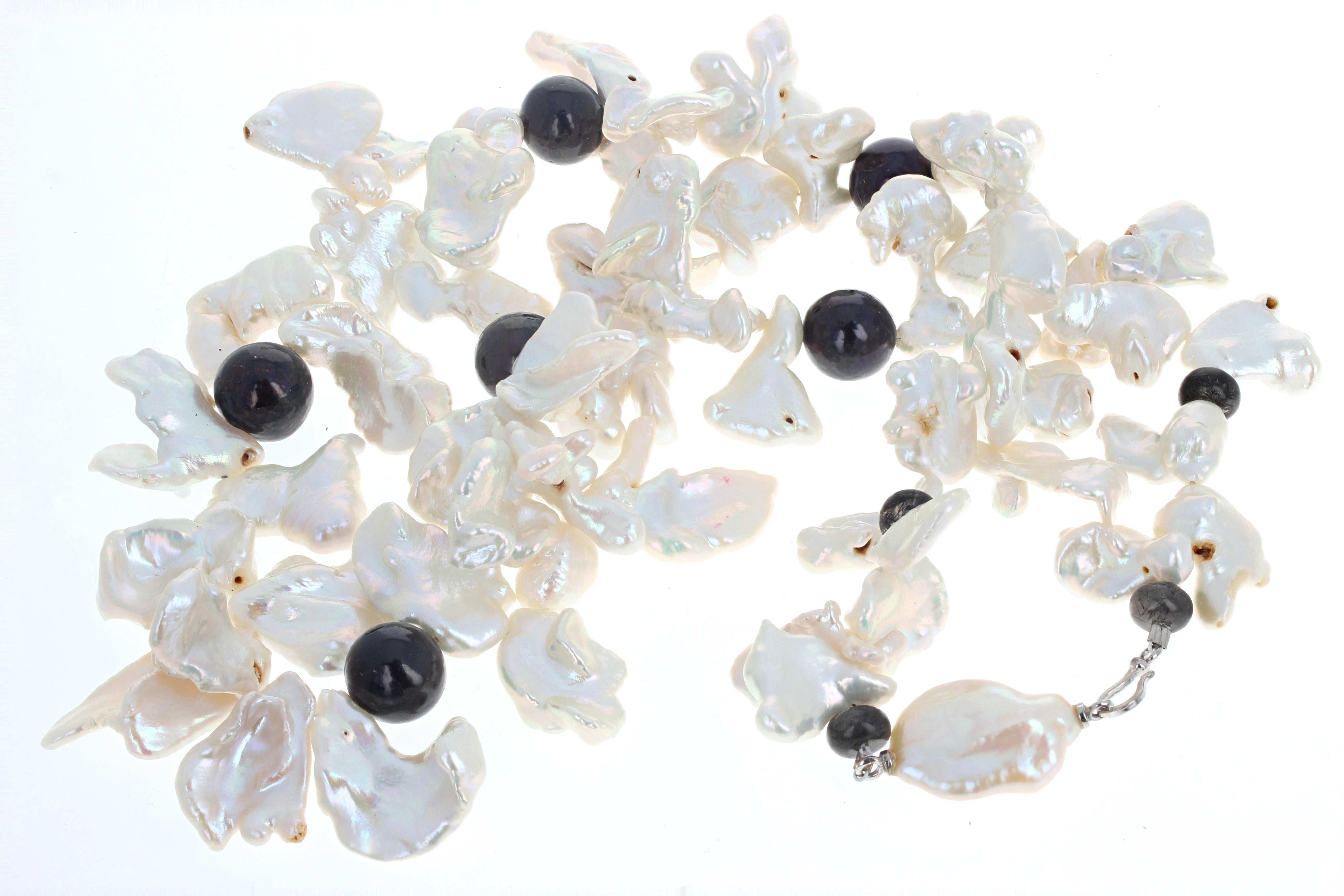 AJD Collier de 22 pouces en perles blanches et perles blanches véritables « Keshi » brillantes et noires en vente 2