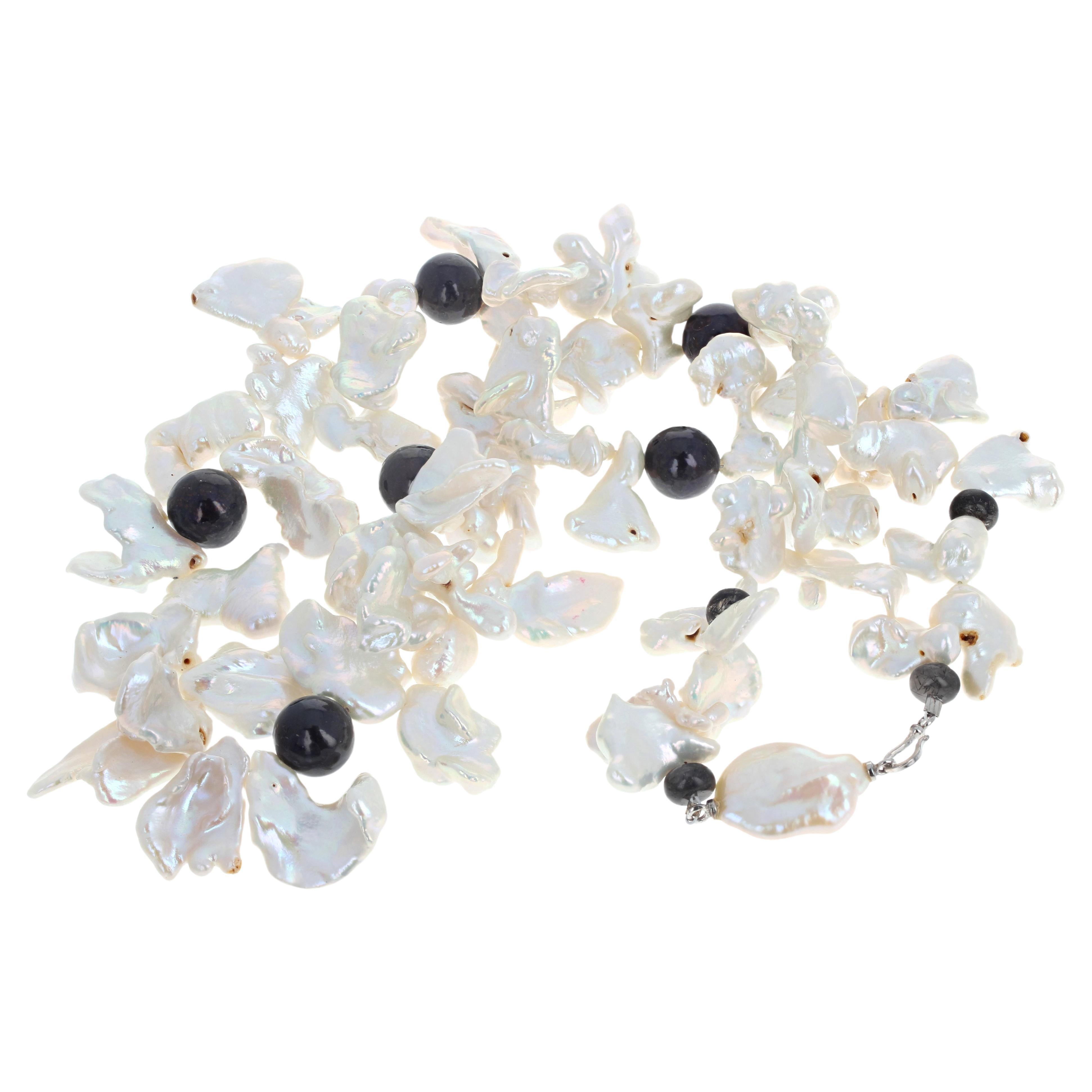 AJD Collier de 22 pouces en perles blanches et perles blanches véritables « Keshi » brillantes et noires