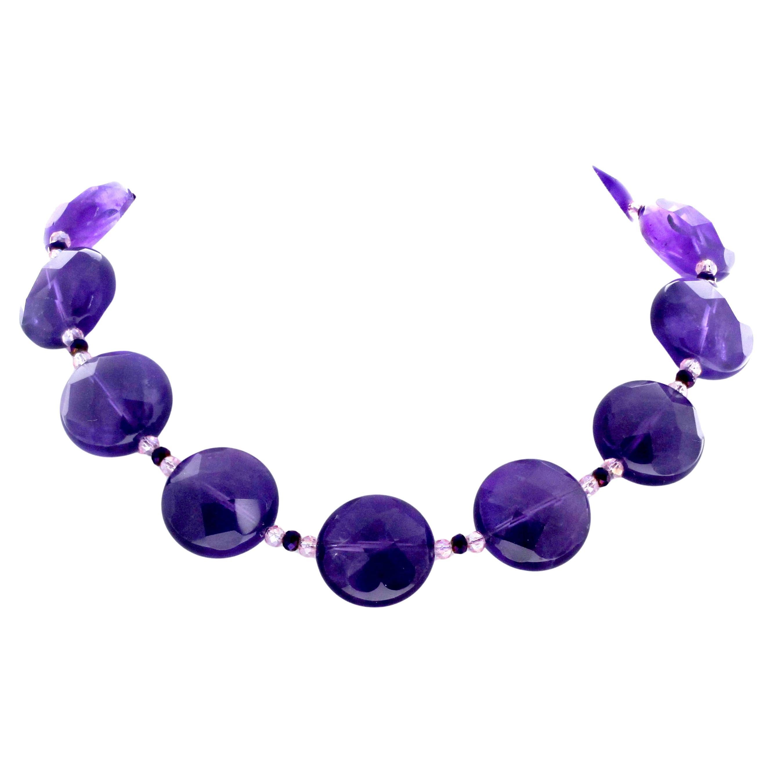 Diese 11 großen Amethyste (alle ca. 23mm Durchmesser und ca. 35 Karat pro Stück) sind absolut schön sternfacettiert und haben keine für das Auge sichtbaren Einschlüsse in ihnen. Die kleinen Amethysten dazwischen sind hellrosa und dunkelviolett.