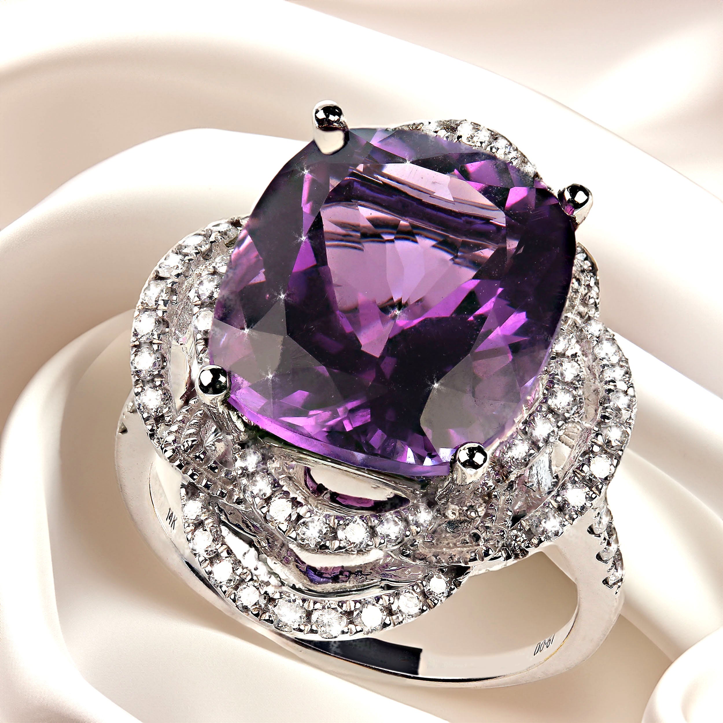 Atemberaubender Amethyst-Cocktailring im Kissenschliff mit Diamant-Halo aus 14K Weißgold
Werten Sie Ihre Schmucksammlung mit diesem reizvollen Cocktailring auf, der einen Amethysten im Kissenschliff mit einem Gewicht von 7,63 Karat präsentiert.