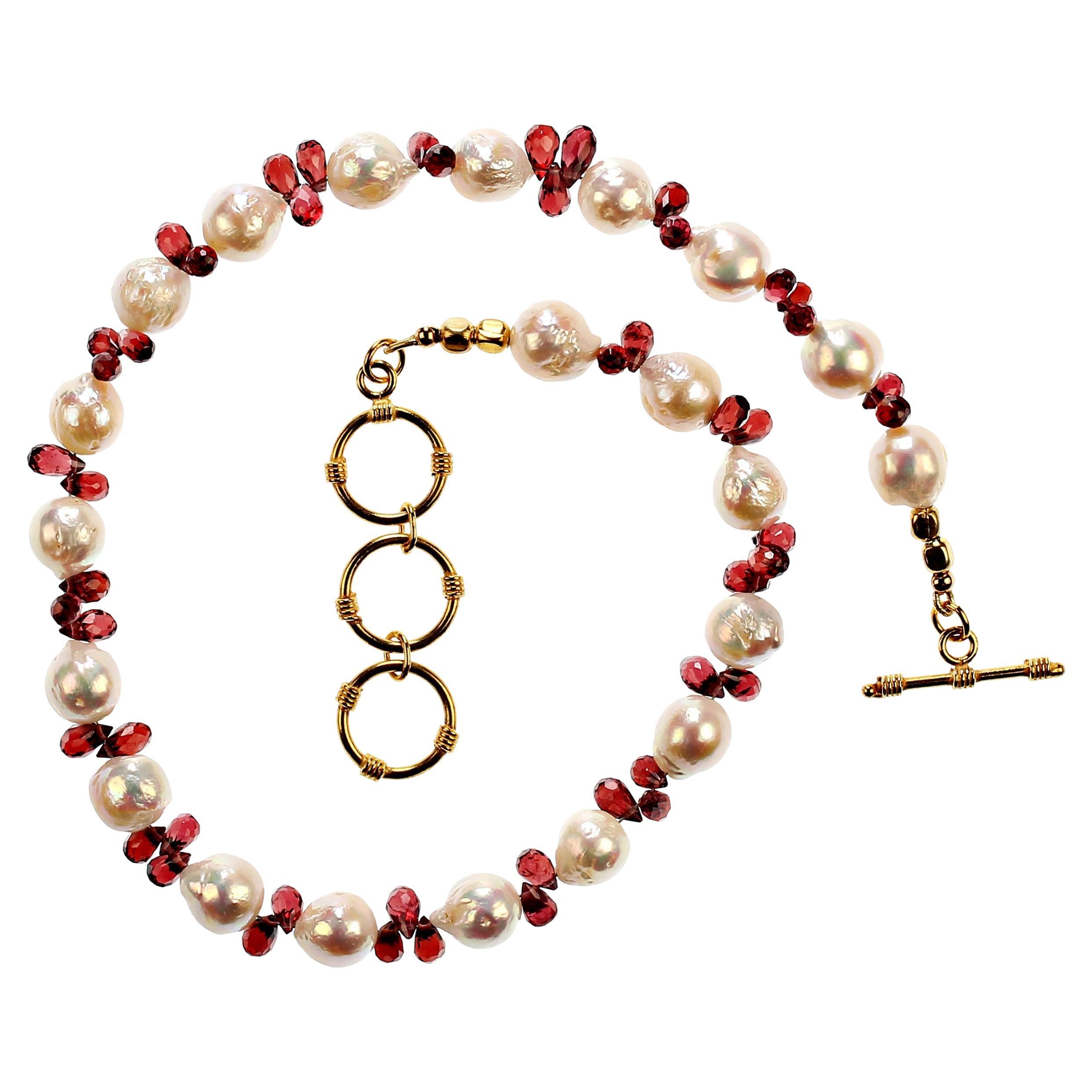 Perlen sind immer angebracht.  Jackie Kennedy

 Halskette mit weißer Faltenperle (9 MM) und facettierten Granat-Brioletten (7 MM).  Diese einzigartige  Halskette hat eine erweiterbare Goldplatte Knebelverschluss für die Größe von 14 bis 15 Zoll in
