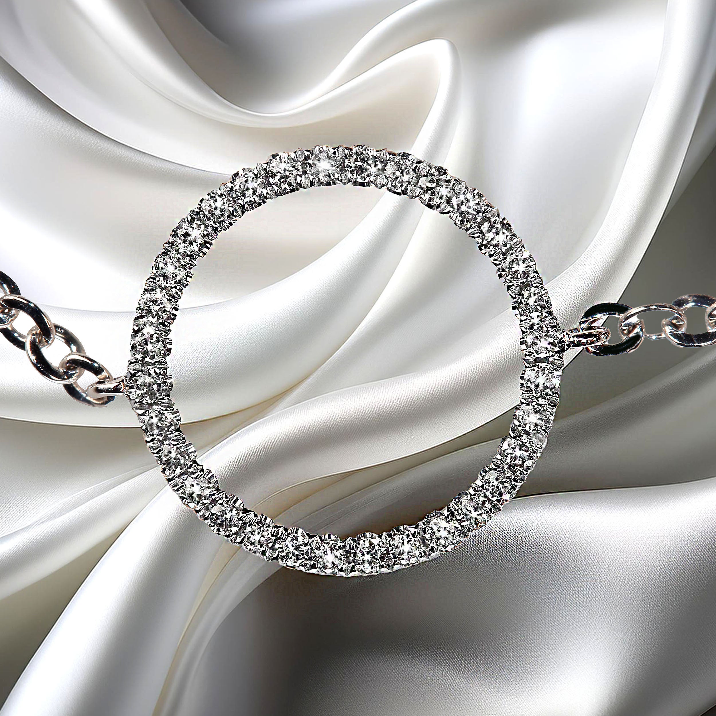 Faites honneur à votre poignet avec cet exquis bracelet en or blanc 14 carats, conçu pour captiver par son élégance intemporelle. Doté d'un cercle de diamants rayonnants et d'accents de diamants étincelants, ce bracelet est un équilibre parfait