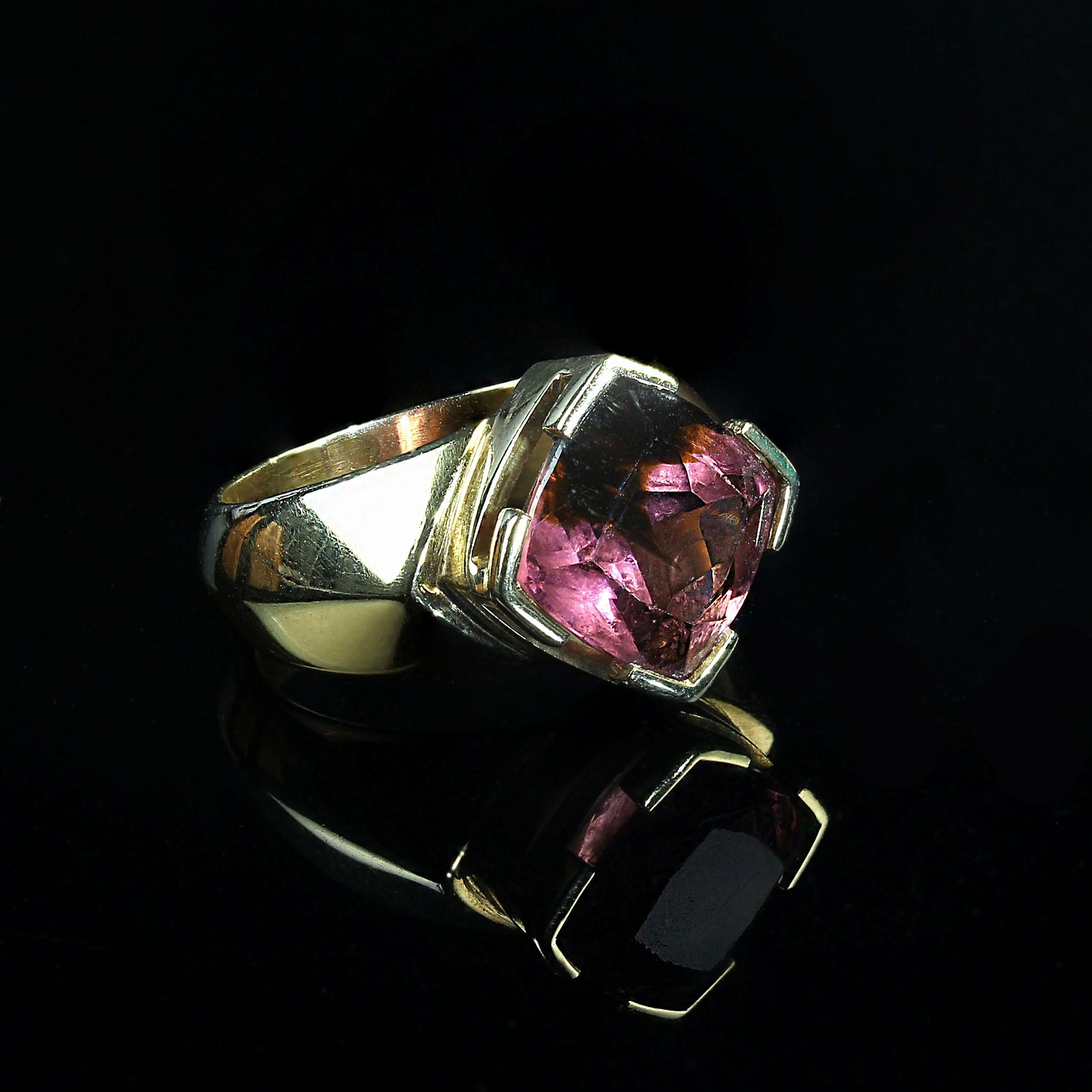 Dies ist das perfekte Geschenk.  Ein wunderschöner brasilianischer rosafarbener und grüner Turmalin im Kissenschliff (10x10mm), eingefasst in einen eigenen handgefertigten Ring aus 18 Karat Gelbgold. Der Ring besteht aus üppigem, reichhaltigem