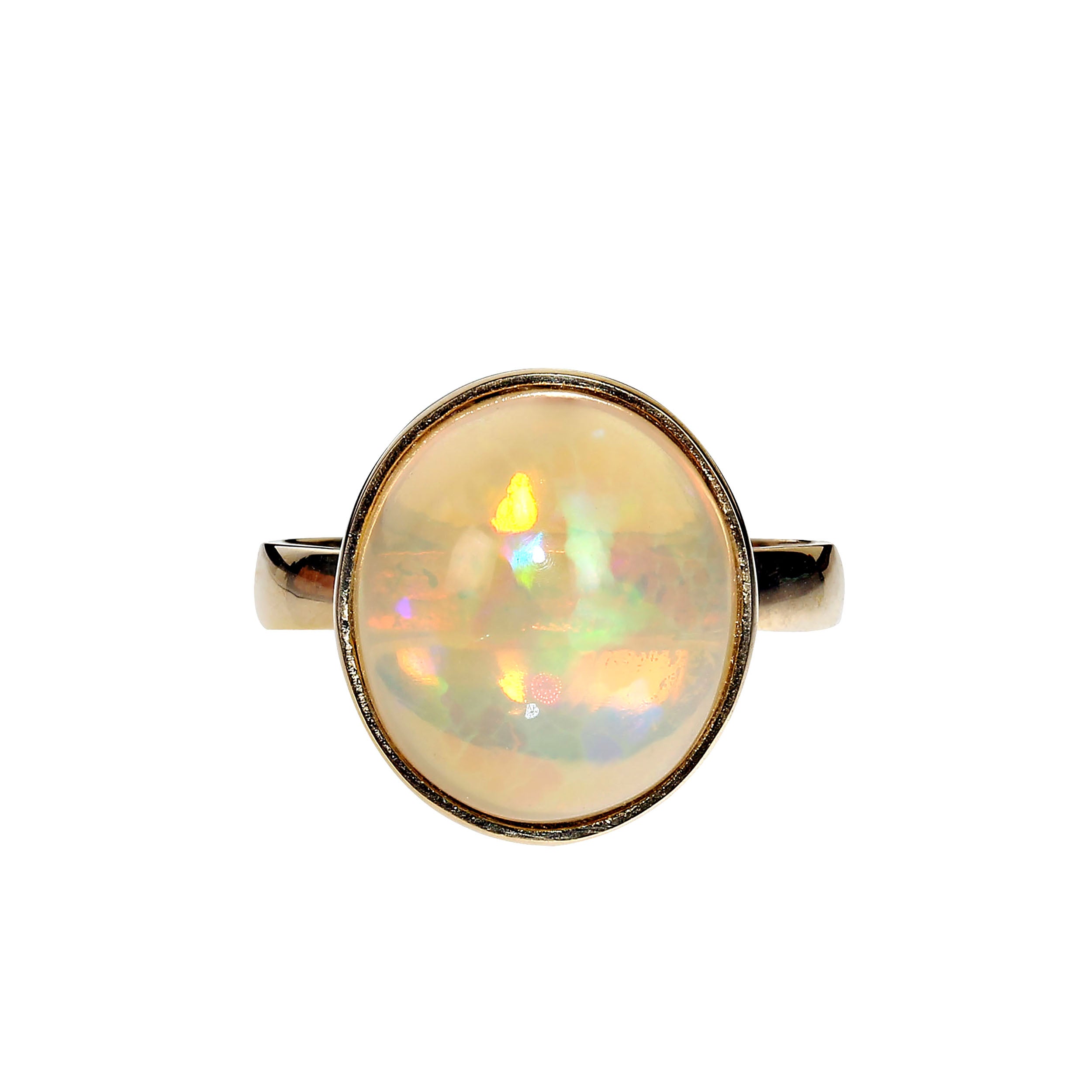 Experimenta la belleza atemporal de este exquisito Ópalo redondo cremoso, que brilla con destellos de verde y azul vibrantes, elegantemente engastado en un anillo artesanal de oro amarillo de 18 quilates. Esta impresionante pieza procede de los