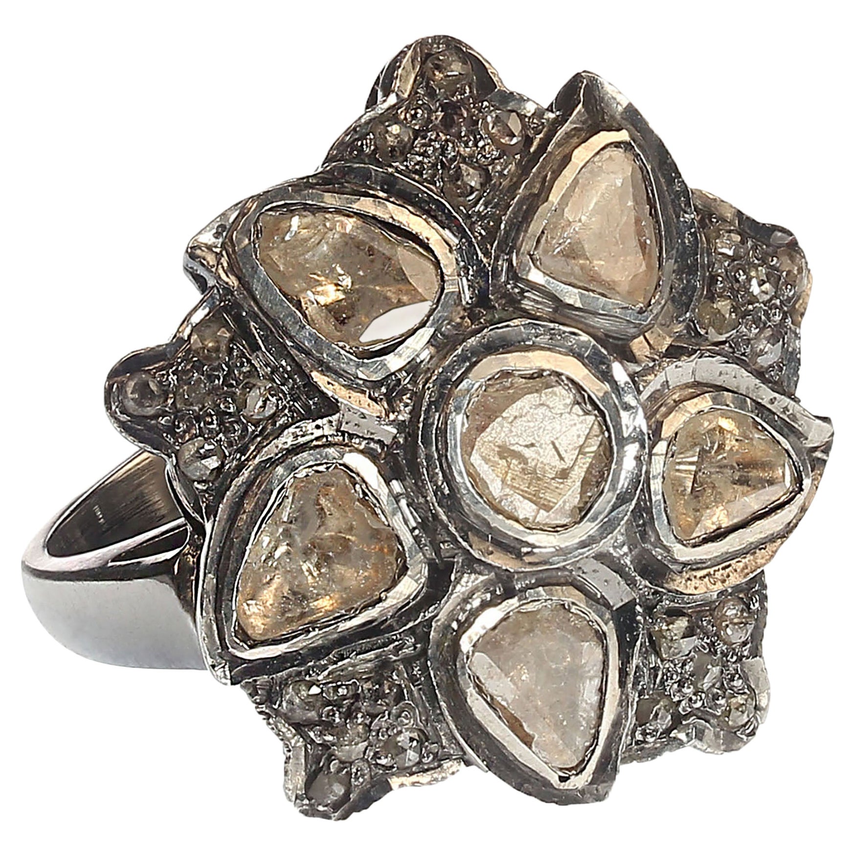 Eleganter Ring im Blumendesign mit Diamanten und Chips auf antikisiertem Sterling Silber - Größe 7

Dieser exquisite Ring im Blumendesign zeichnet sich durch eine atemberaubende Anordnung von Diamantscheiben und -splittern aus, die auf antikisiertem