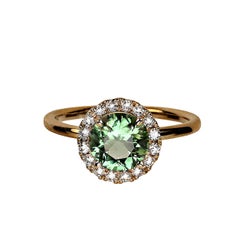 Anello distintivo AJD con tormalina verde rotonda e diamante aureolato in oro giallo 14 carati