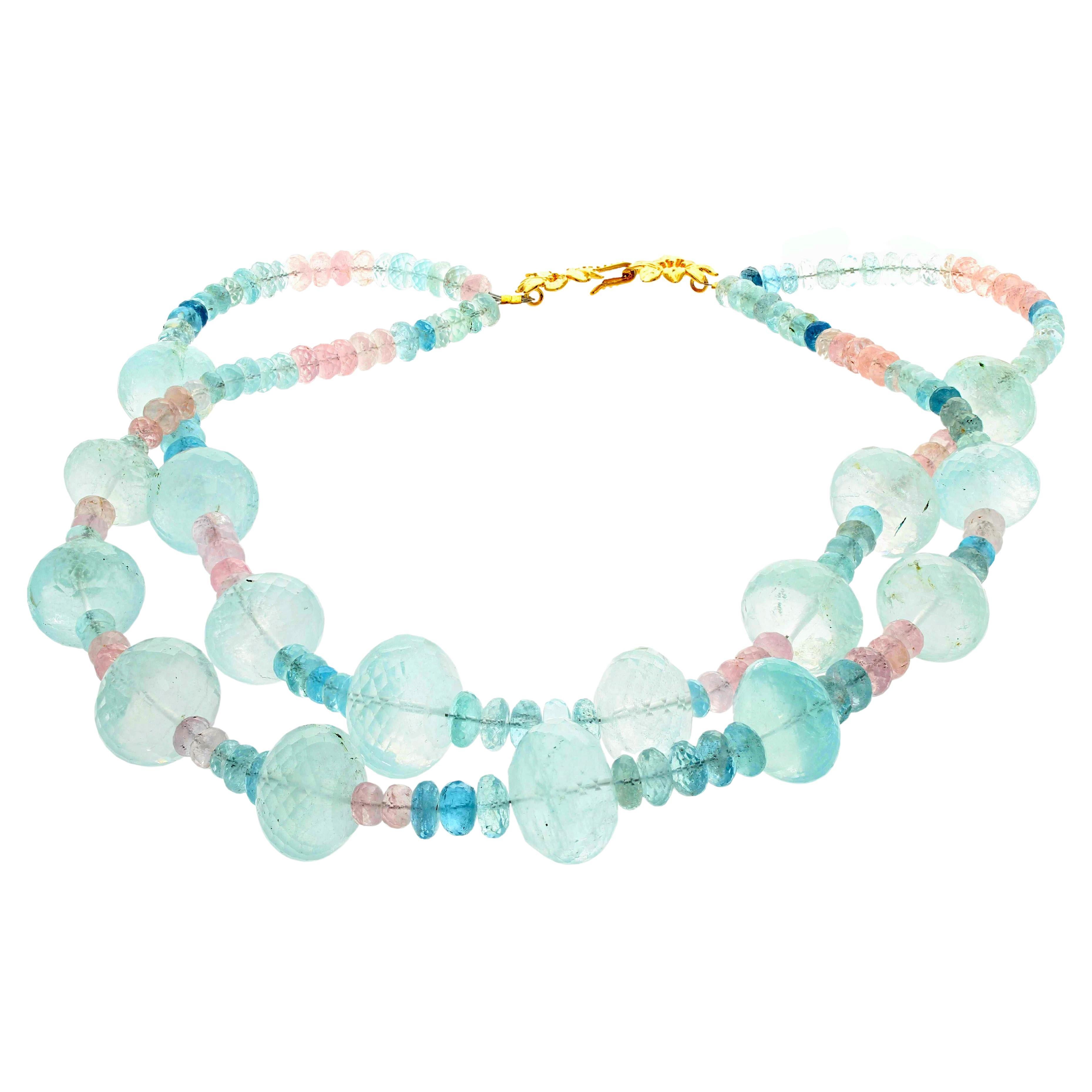 Riesige große runde Aquamarine im Schachbrettschliff (17,5 bis 22 mm rund) sind mit schönen Morganiten und Aquamarinen im Schachbrettschliff versetzt in einem Doppelstrang mit vergoldetem Verschluss gefasst.  Die echten Farben kommen auf dem Foto