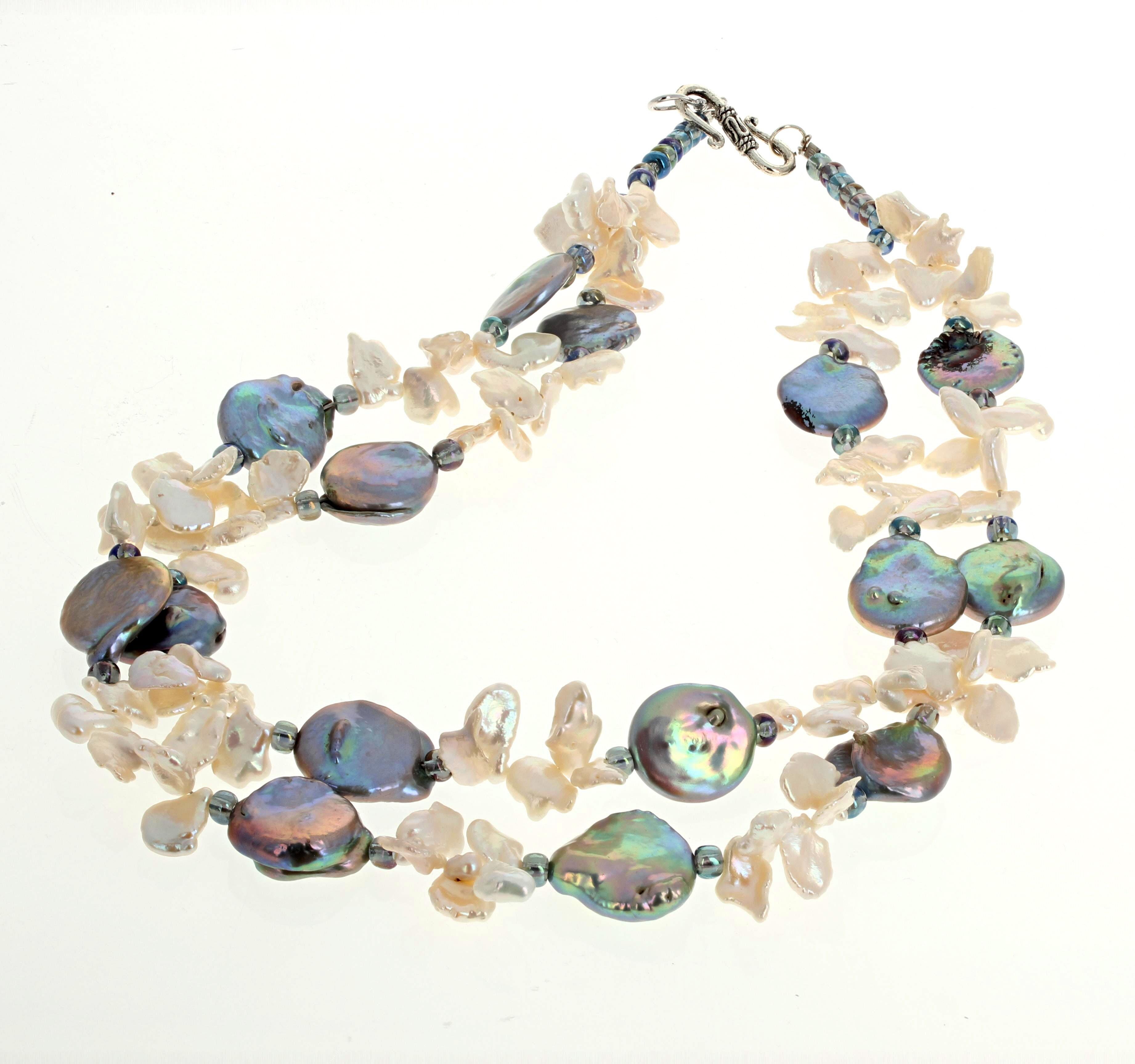 Ce magnifique double rang de perles naturelles, véritables brillantes et hautement polies, est serti d'un fermoir à crochet en argent facile à utiliser.  Les perles rondes et plates mesurent environ 16 mm.  Les perles blanches flottantes sont