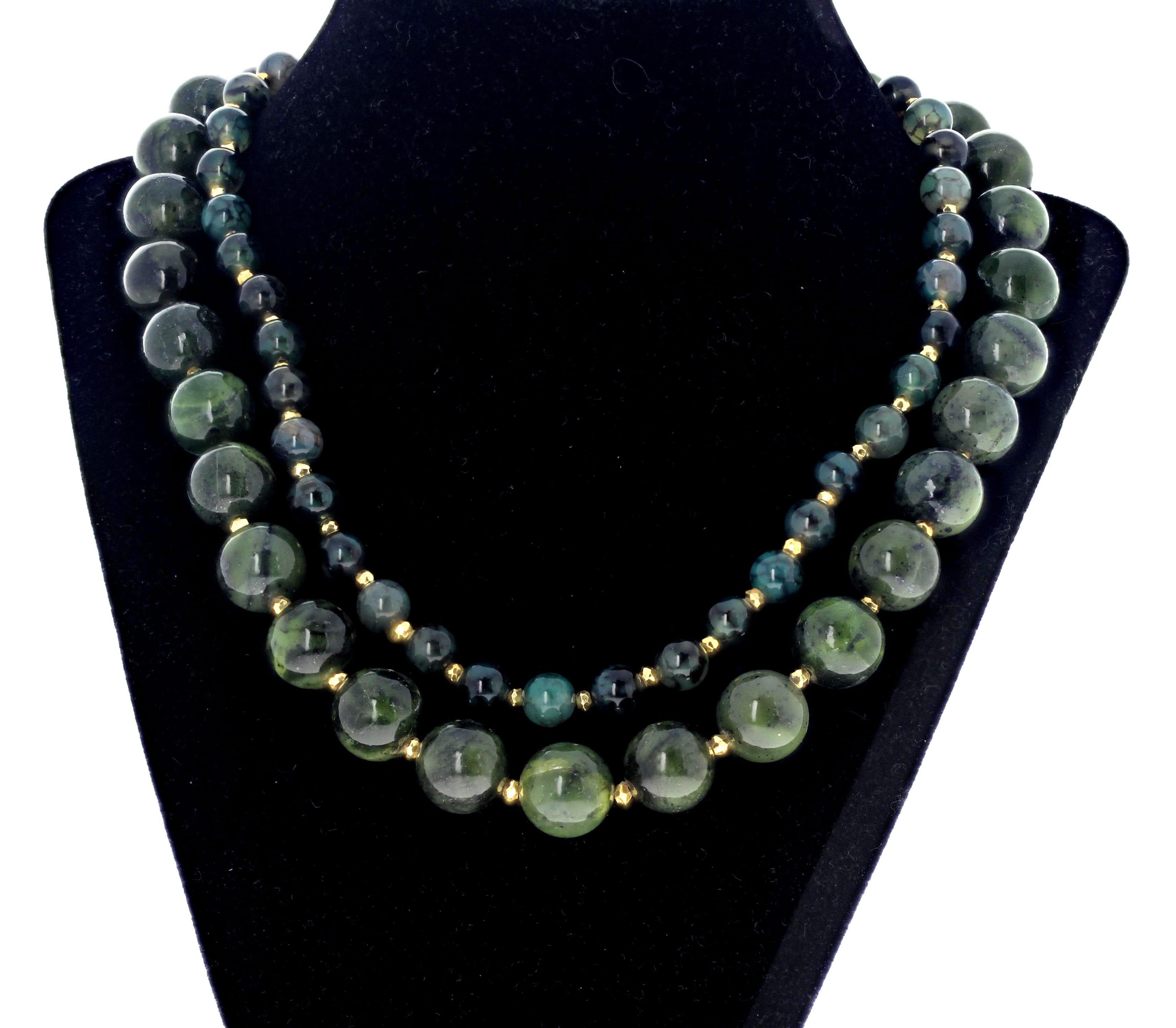 Ce magnifique double cordon d'Agates vertes naturelles mesure environ 14mm et les petites 8mm. Ils sont rehaussés de minuscules entretoises dorées. Le fermoir est un crochet plaqué or facile à utiliser. Il mesure 18 pouces de long.  