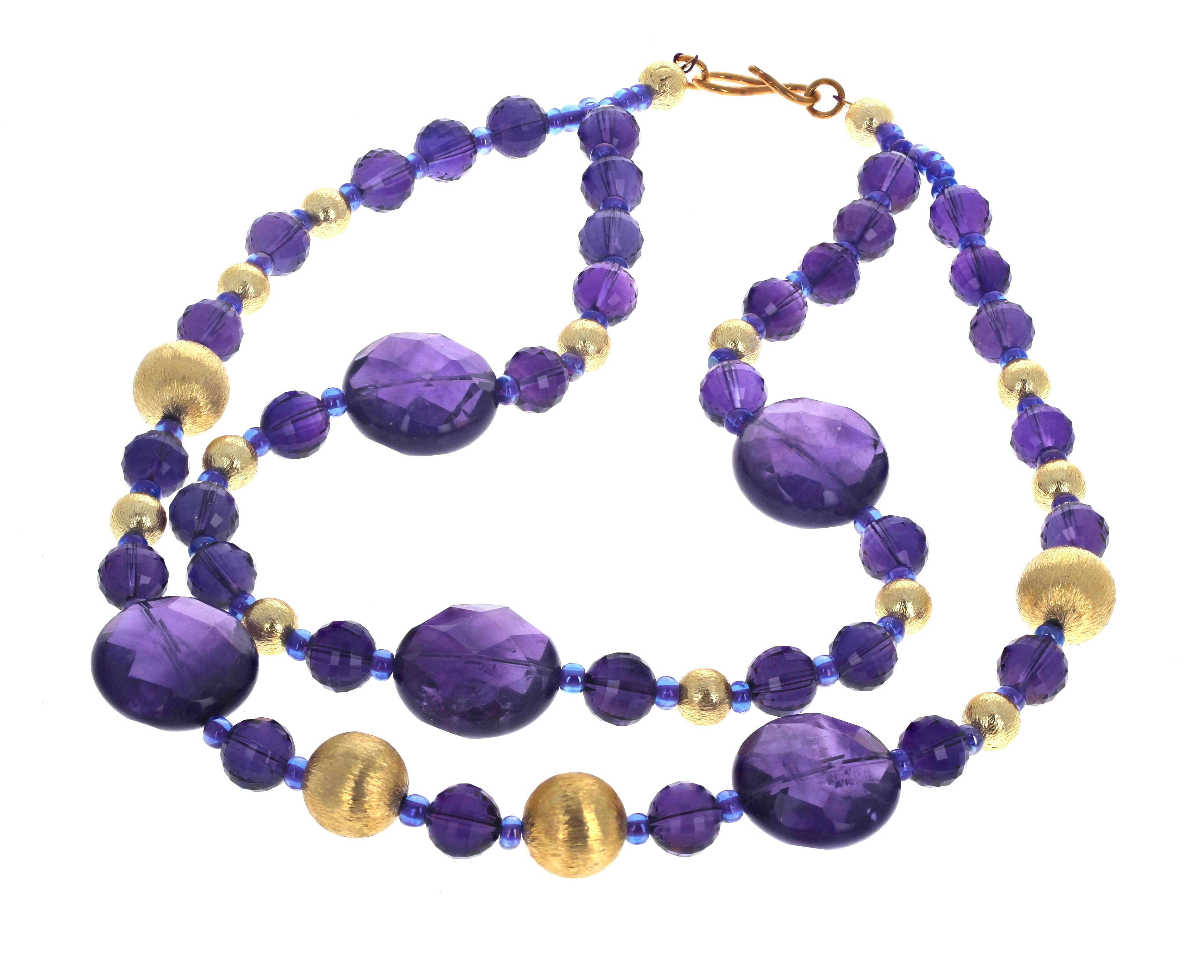 Die wunderschönen echten Amethyste glitzern absolut !!!  Die größten Edelsteine sind etwa 23 mm groß.  Die kleineren Amethyste im Rundschliff sind etwa 10 mm groß.  Die größten vergoldeten Rondelle sind 14 mm groß.  Dies ist ein doppelter Strang mit