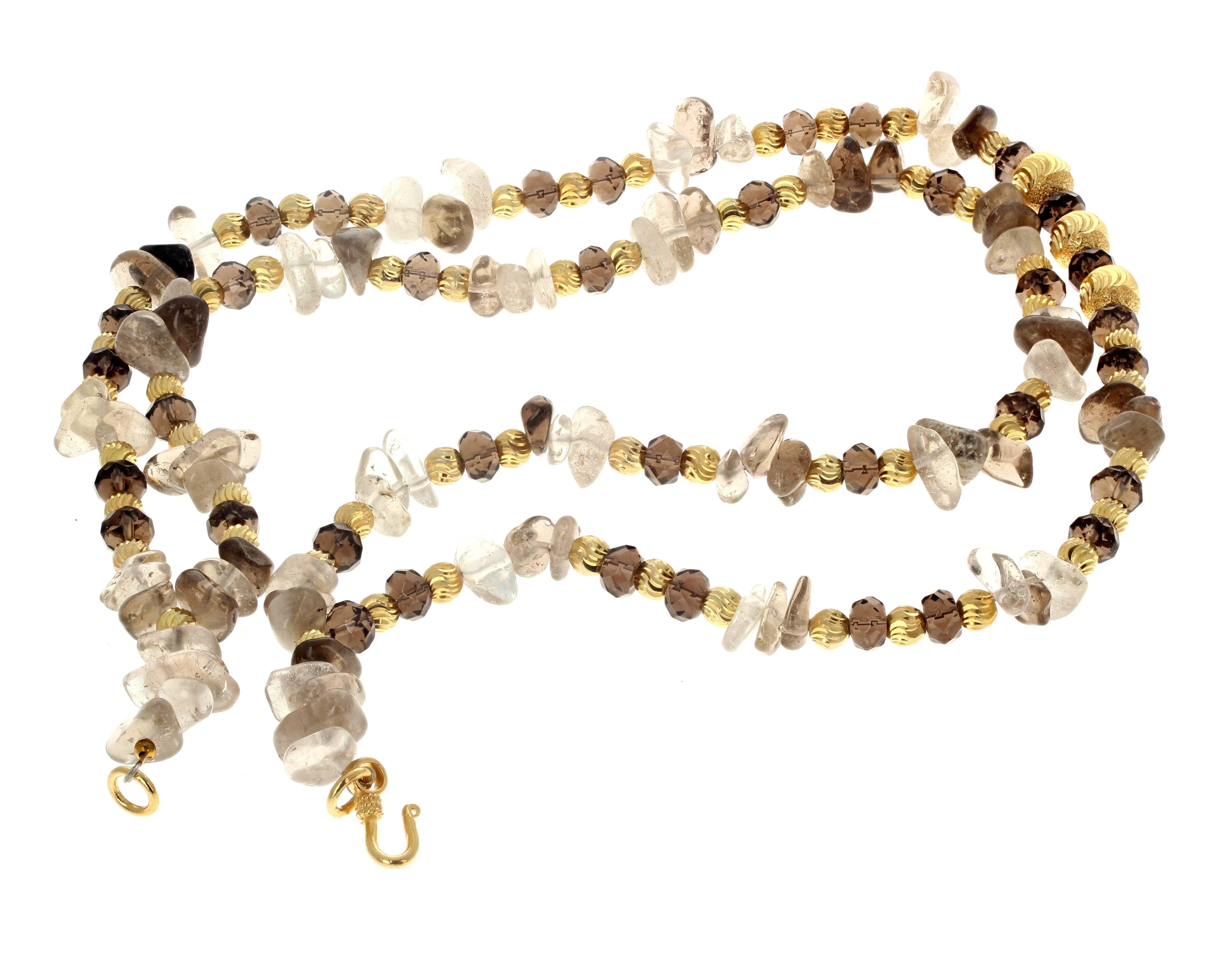 L'affascinante quarzo fumé scuro e chiaro, ornato da rondelle decorative placcate in oro intenso, compone questa bellissima ed elegante collana di 