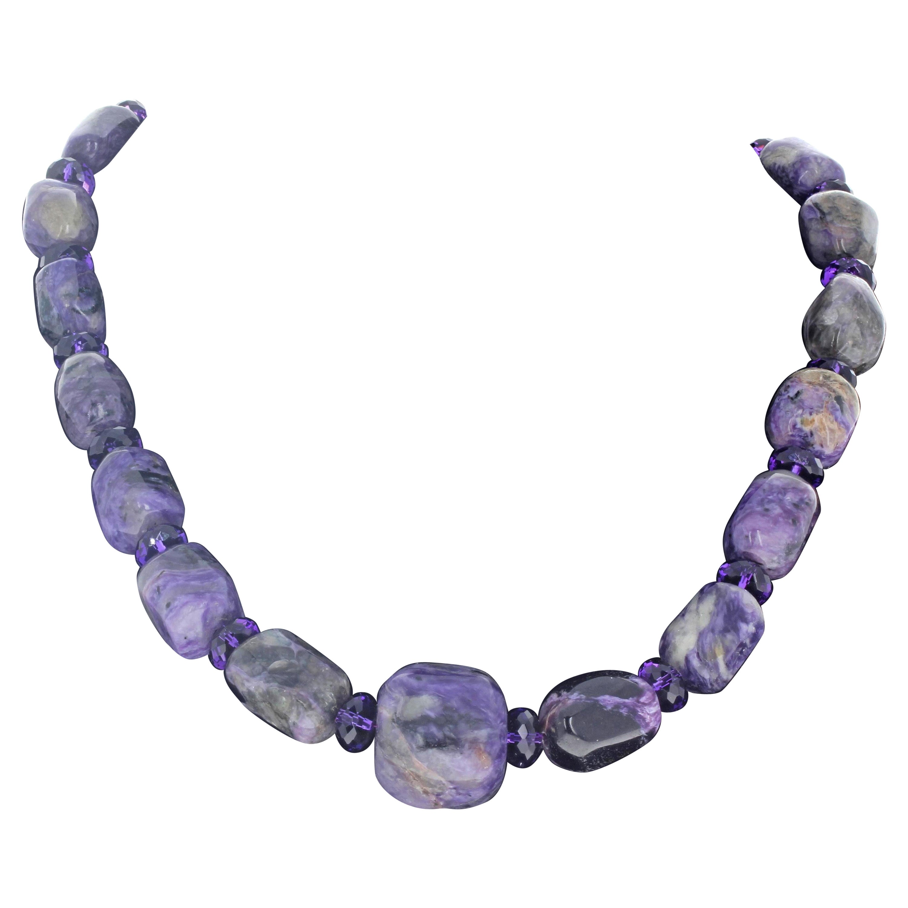 Queste zoizite di rubino naturale - la più grande circa 19 mm x 19 mm - sono impreziosite da una bellissima ametista naturale tagliata a gemma -.  circa 19 mm.  Questa bellissima collana è lunga 19 pollici.  La chiusura è un gancio placcato oro