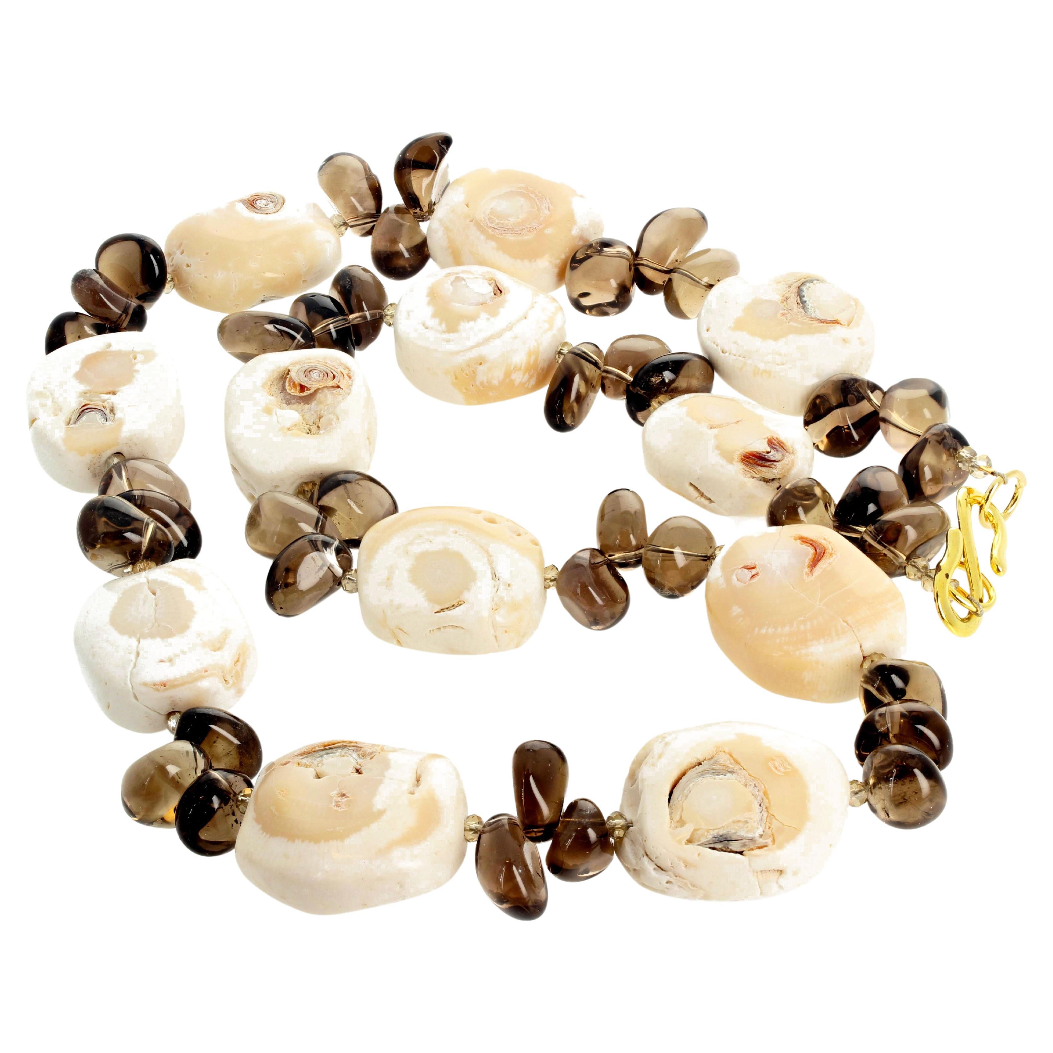 AJD Dramatic Natural Beige Color Coral & Real Smoky Quartz Collier de 21 pouces