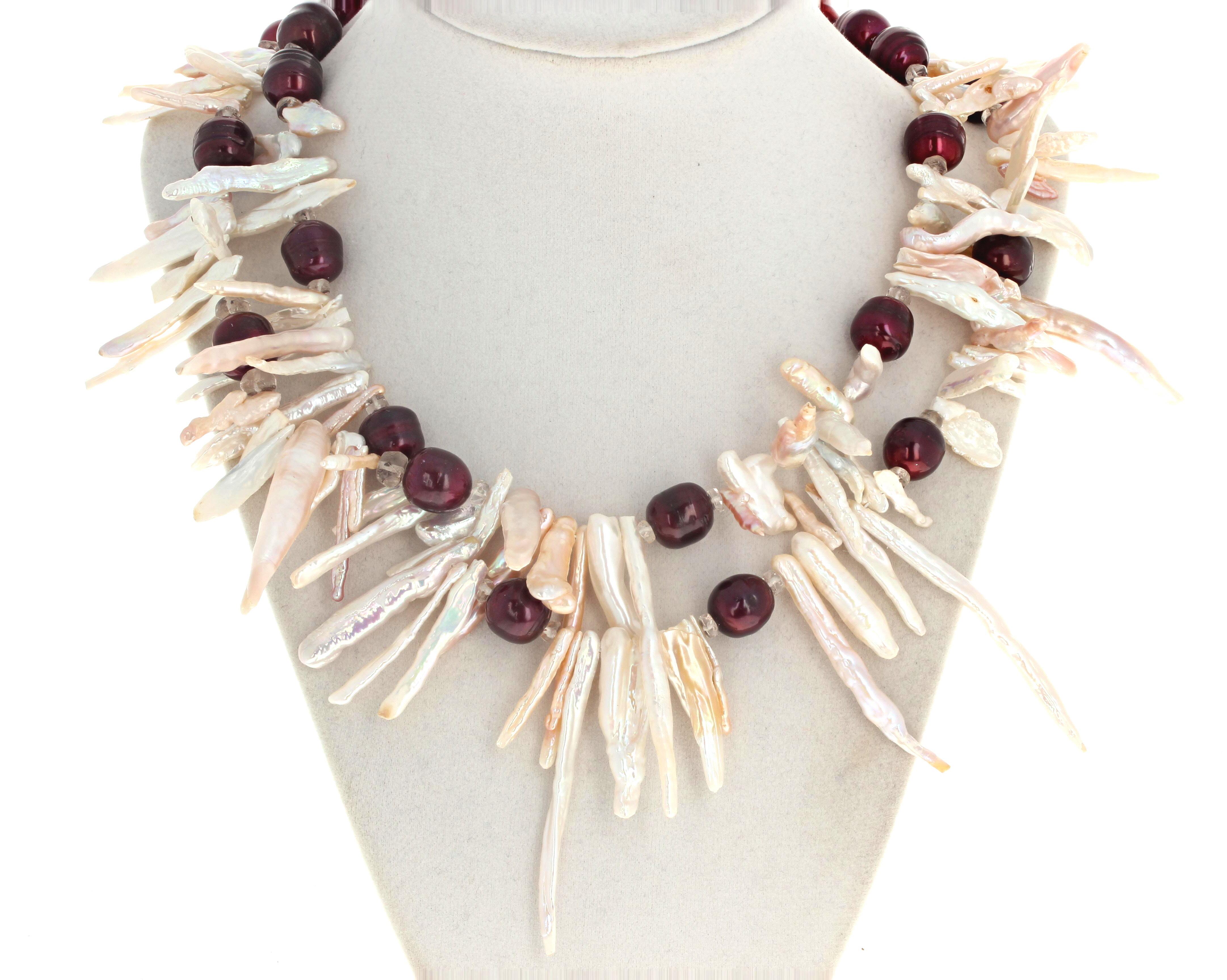 Taille mixte AJD dramatique collier de perles blanches de culture naturelle, feuilles et perles bourgognes en vente