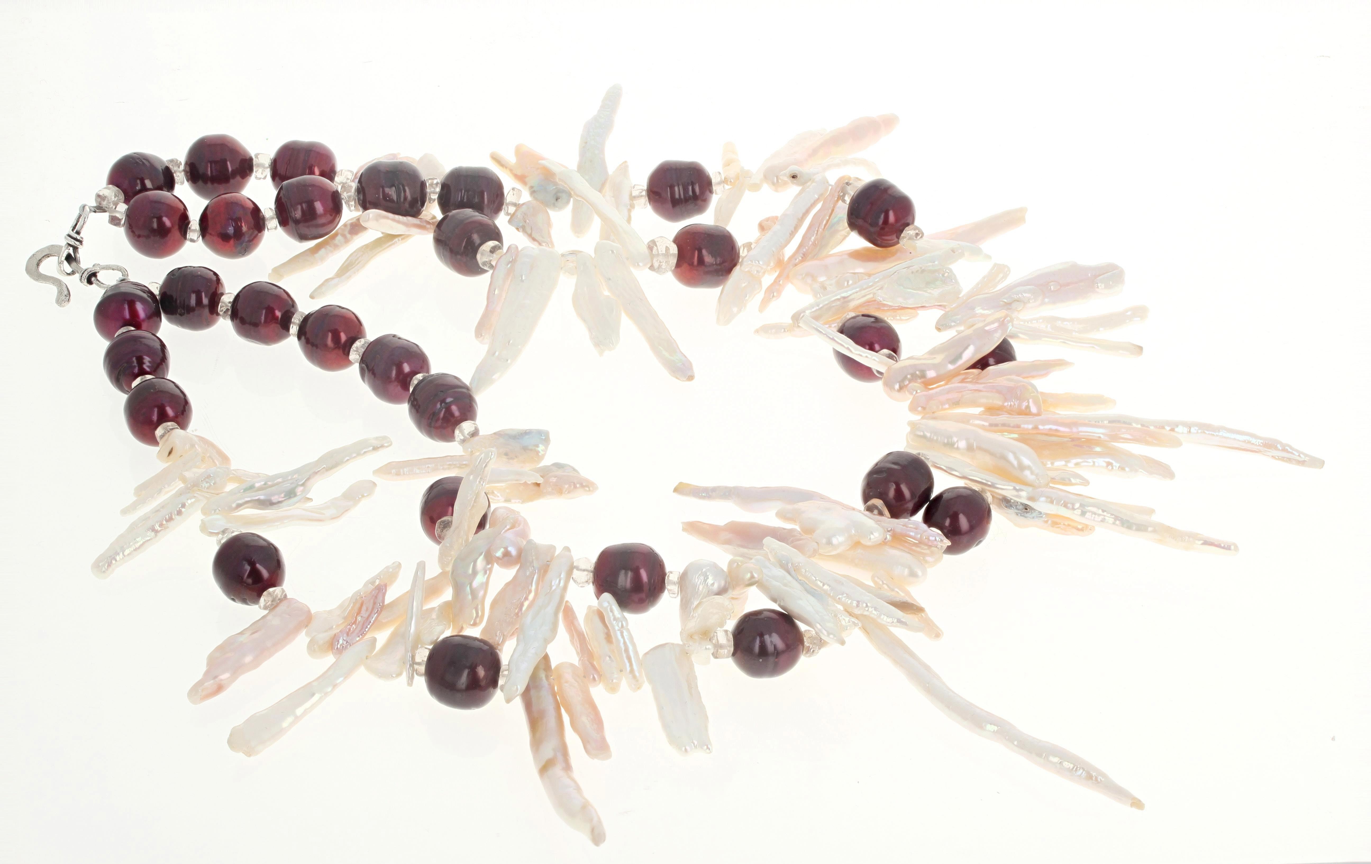 AJD dramatique collier de perles blanches de culture naturelle, feuilles et perles bourgognes Neuf - En vente à Raleigh, NC