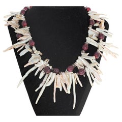 AJD dramatique collier de perles blanches de culture naturelle, feuilles et perles bourgognes