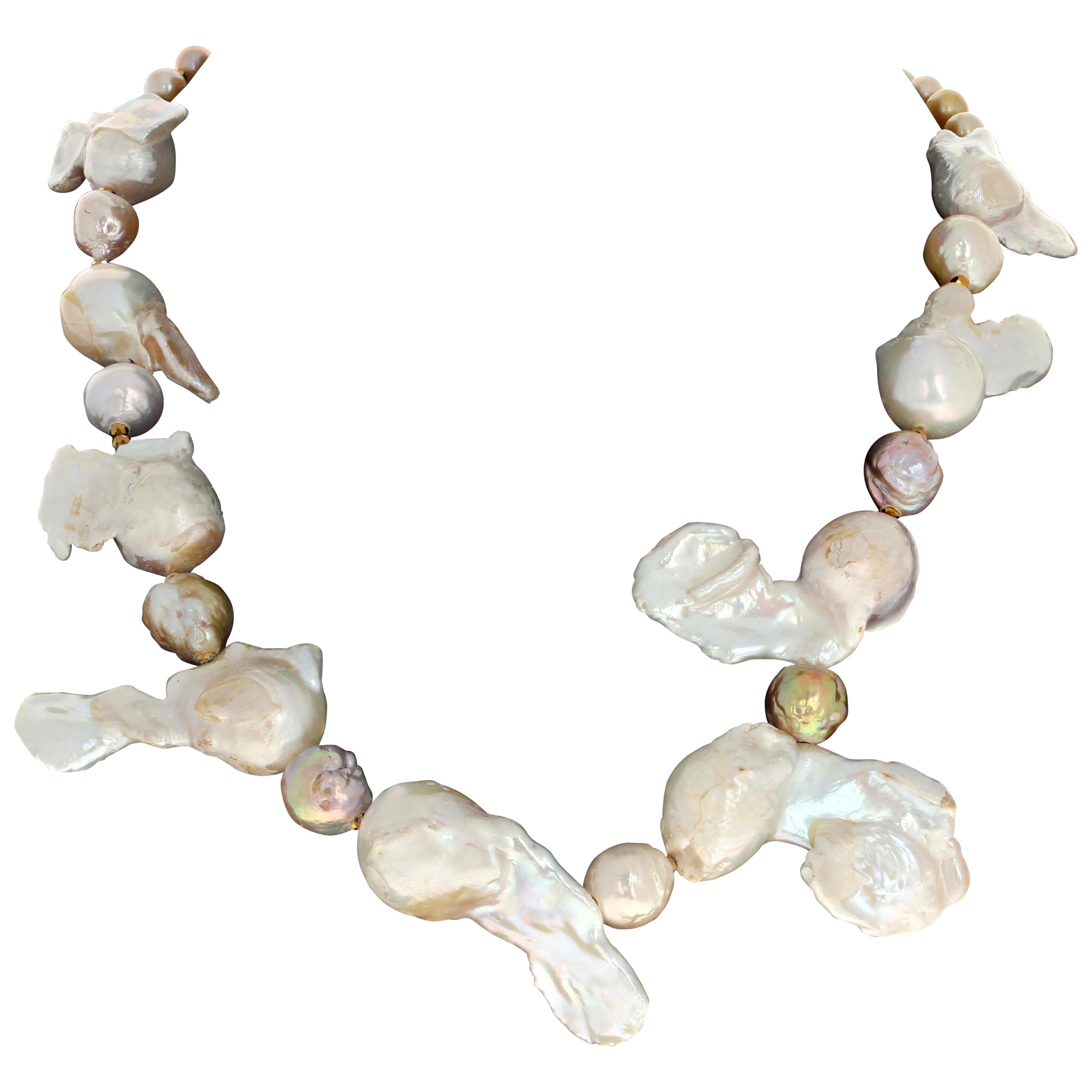 Ce collier fascinant mesure 18 1/2 pouces de long.  Les perles sont naturelles, de la même manière qu'elles ont poussé, si étrangement dramatiques dans leurs formes naturelles de coquillages.  Les parties rondes mesurent environ 18 mm et elles