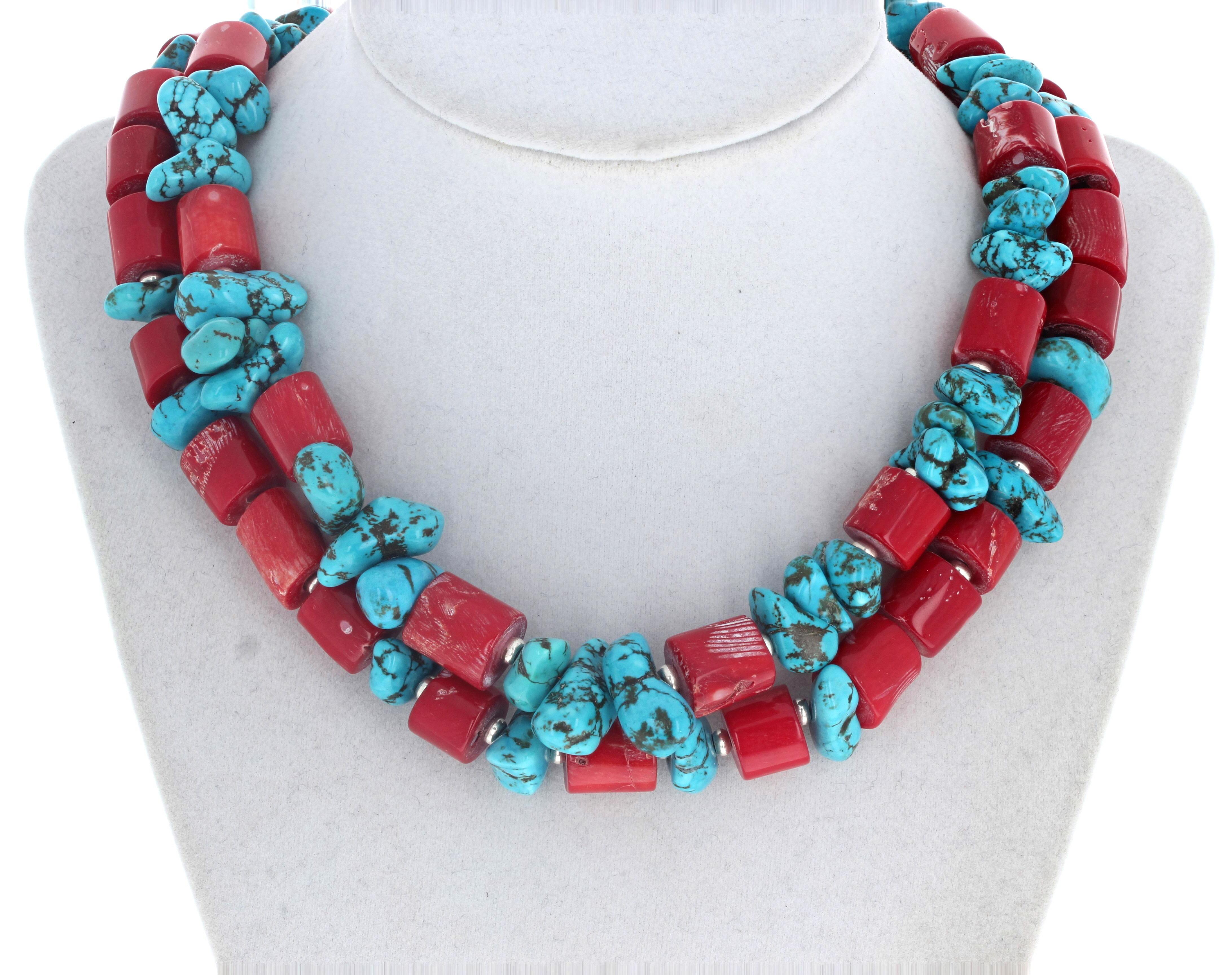 AJD Dramatische doppelreihige Halskette aus Türkis und roter Koralle (Gemischter Schliff) im Angebot