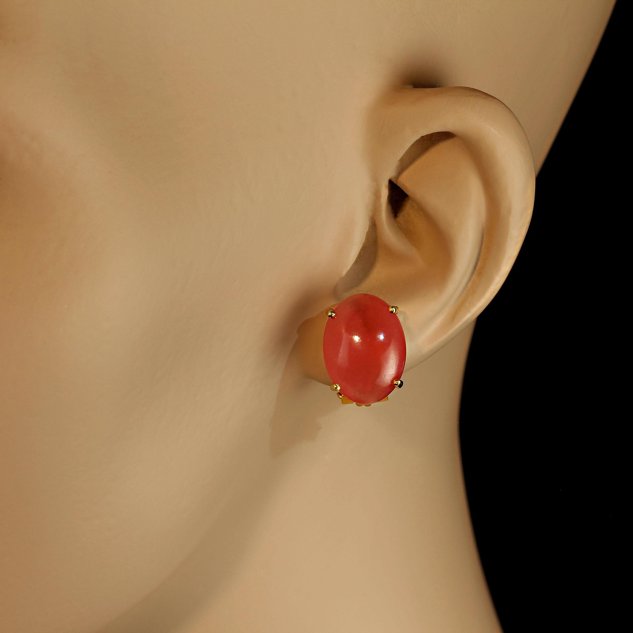 AJD Dreamy Boucles d'oreilles en rhodochrosite cabochon ovale dorée Unisexe en vente