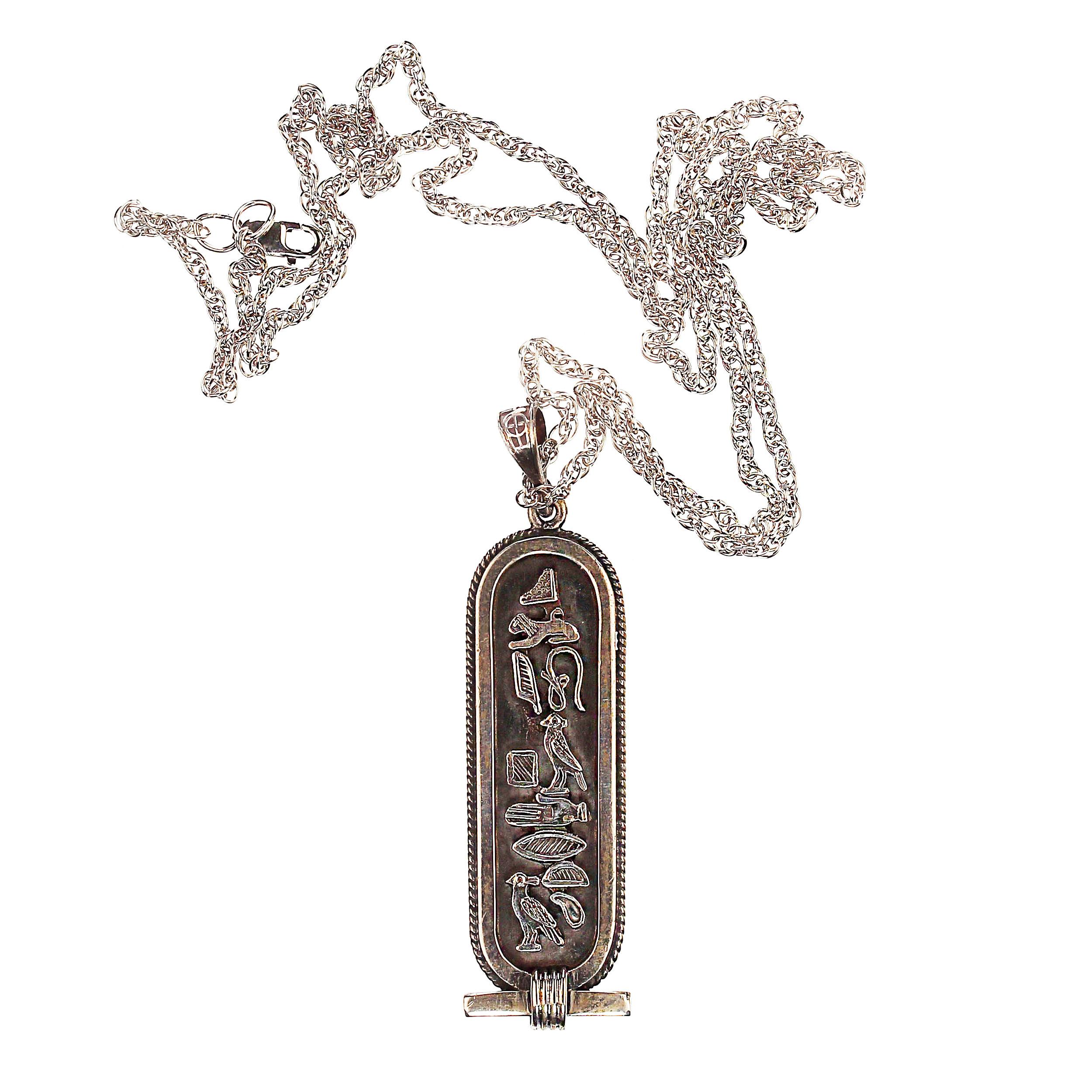 Pendentif hiéroglyphique de l'Égypte ancienne - Un mystère à porter sur soi

Dévoilez les secrets du passé avec cet intrigant pendentif cartouche en argent, orné de hiéroglyphes égyptiens anciens d'apparence authentique. Que disent-ils ? A vous de