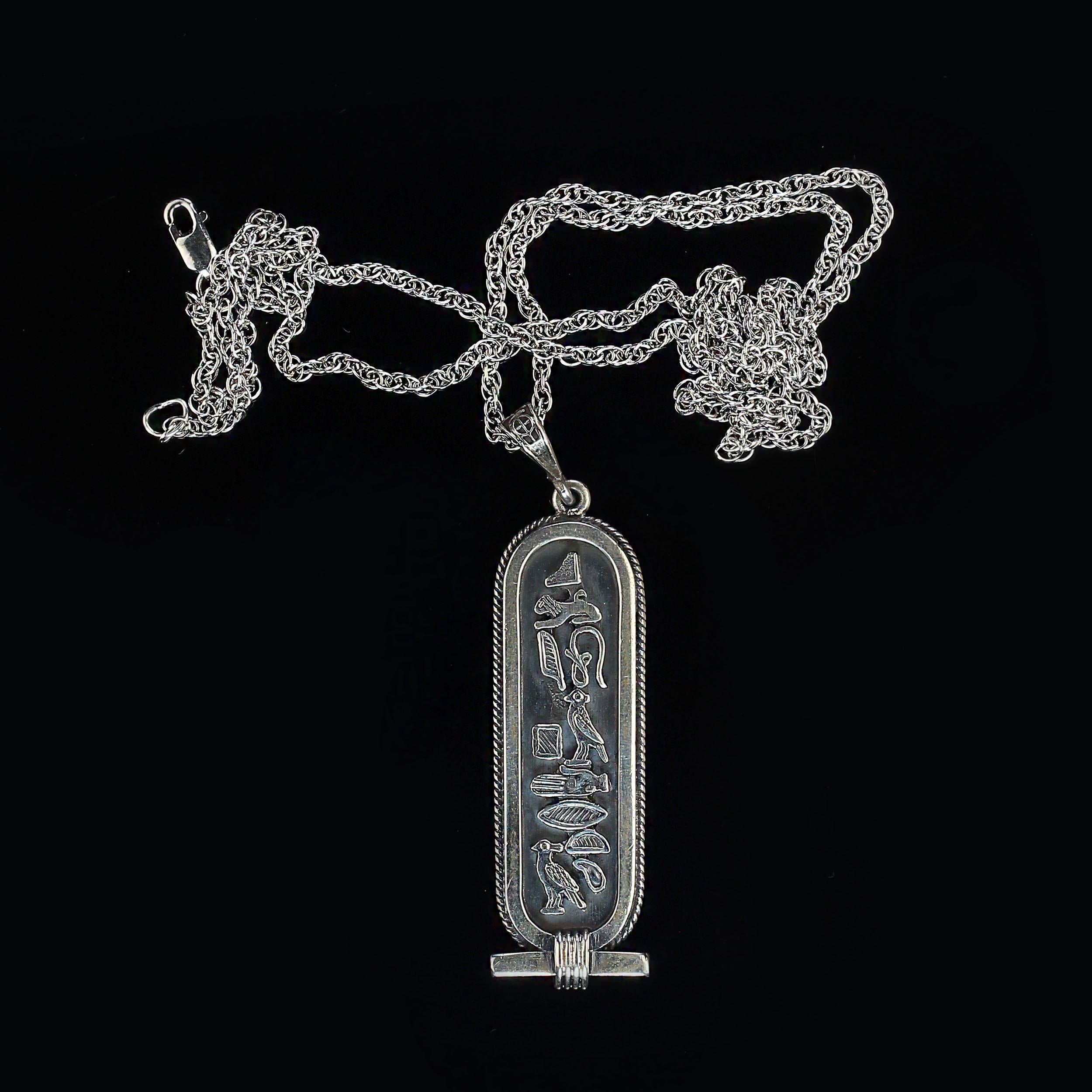 Artisan Pendentif cartouche hiéroglyphe égyptien AJD en vente