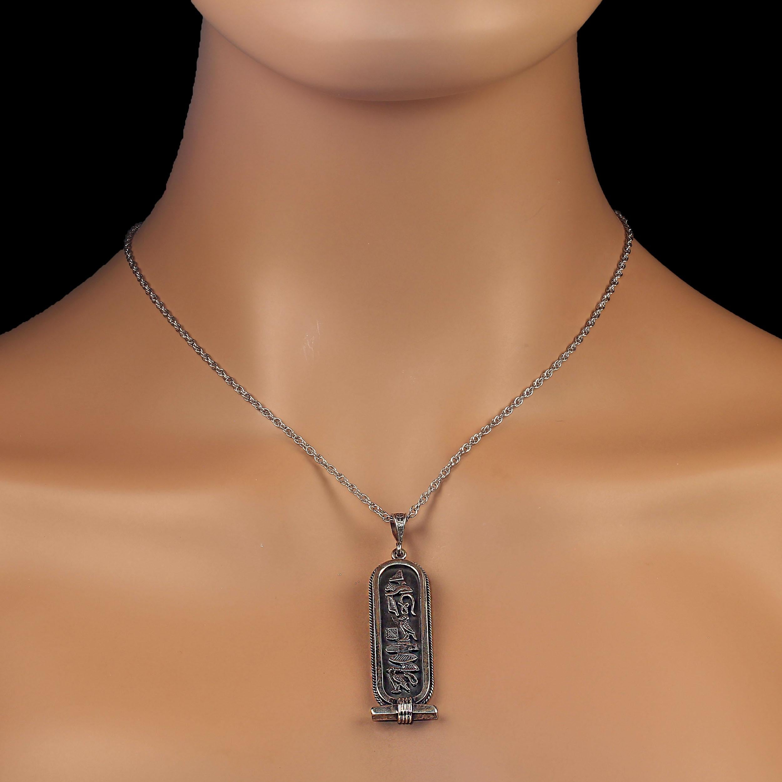 Pendentif cartouche hiéroglyphe égyptien AJD Excellent état - En vente à Raleigh, NC