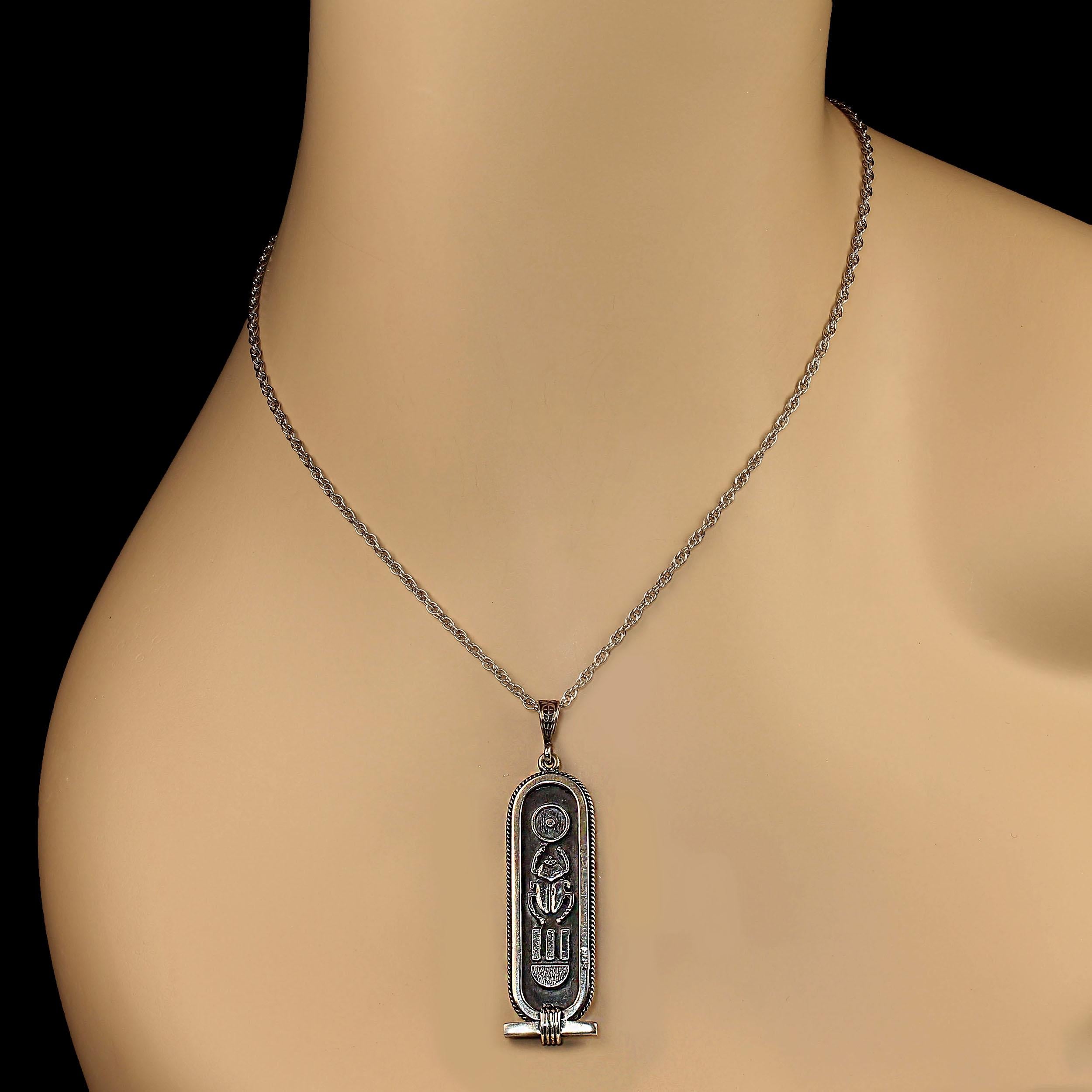 Pendentif cartouche hiéroglyphe égyptien AJD en vente 2